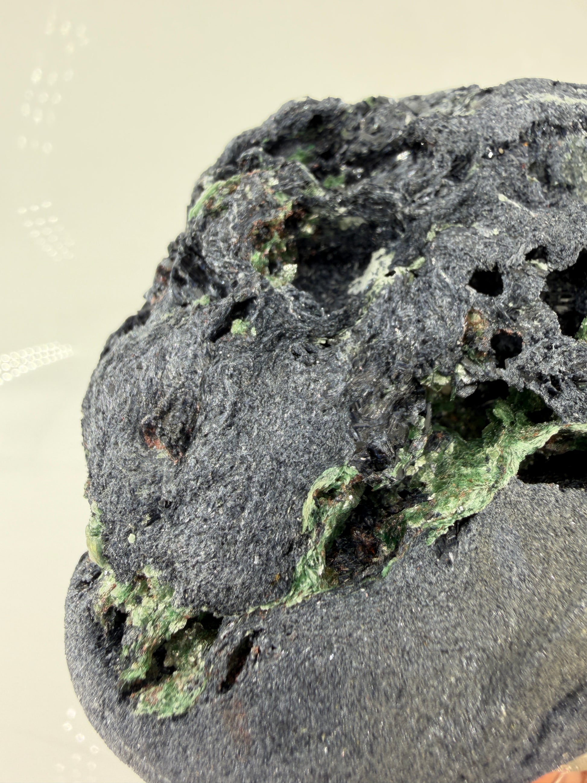 Mineral-Cluster aus blauem Glaukophan und grünem Fuchsit, Fundort Pollone, Piemont, Italien.