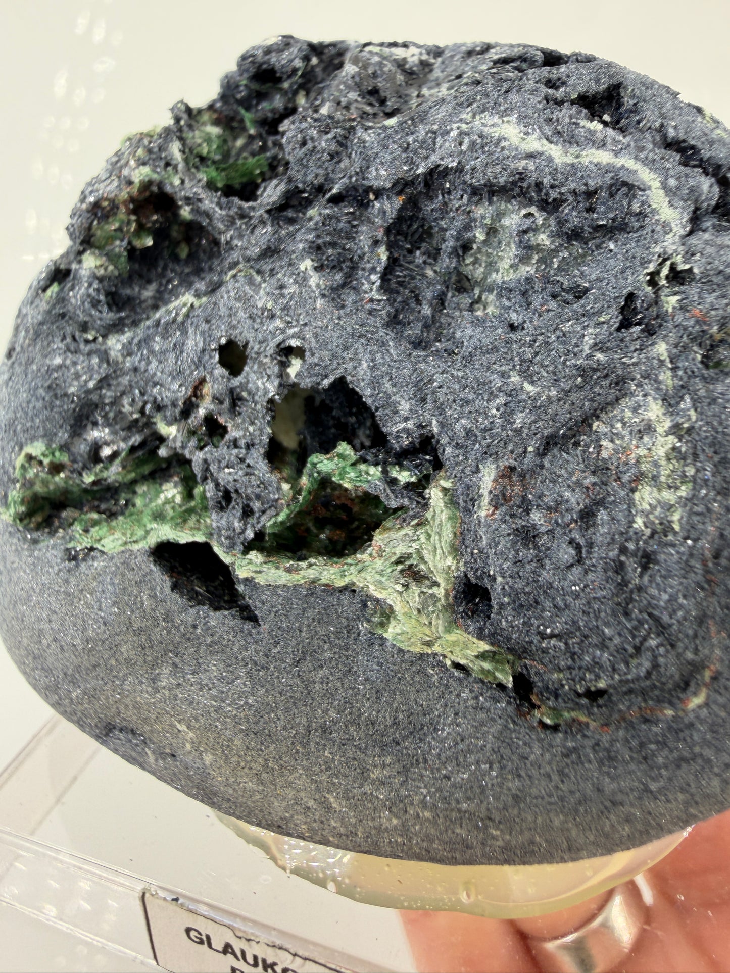 Mineral-Cluster aus blauem Glaukophan und grünem Fuchsit, Fundort Pollone, Piemont, Italien.