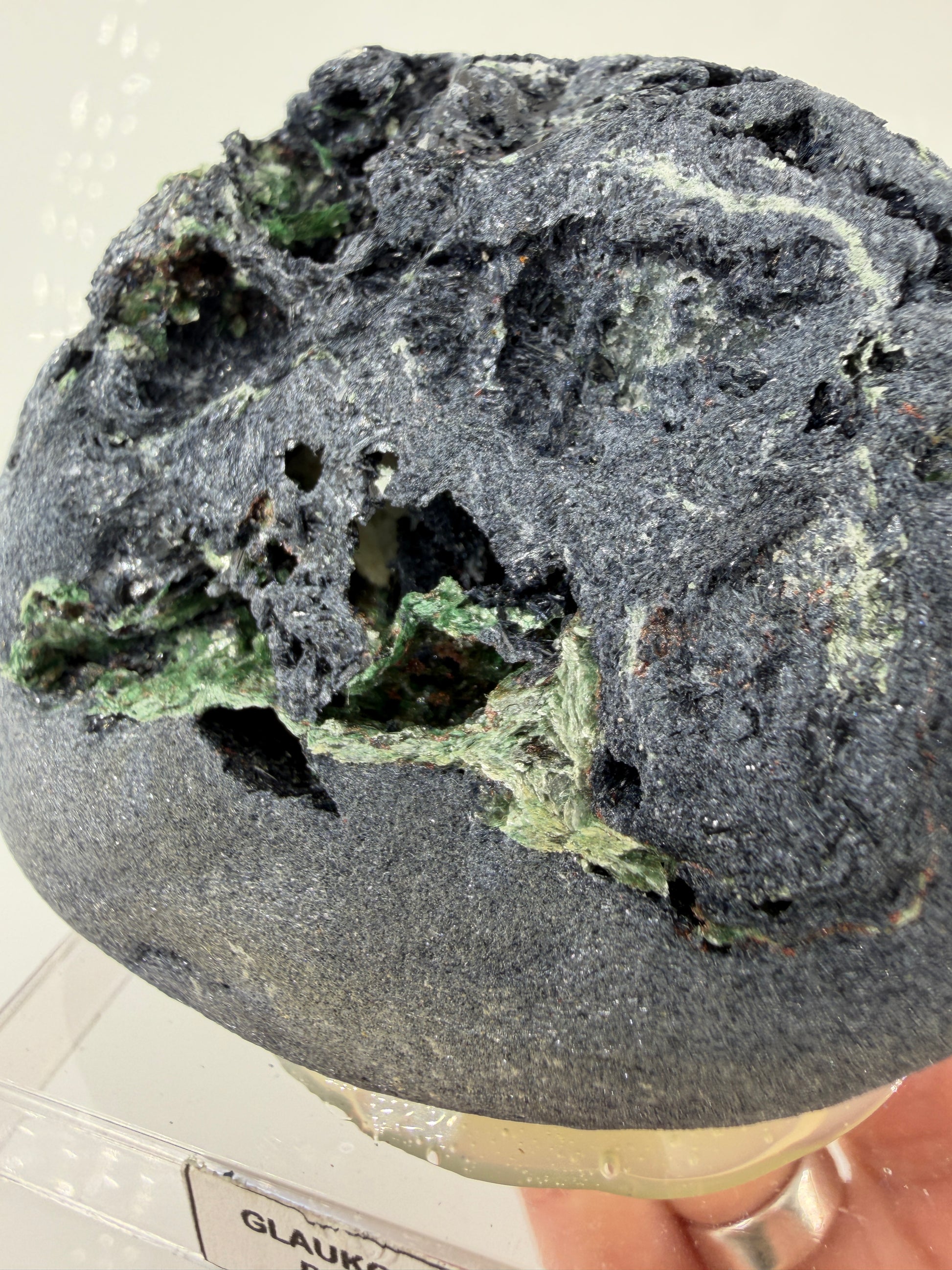 Mineral-Cluster aus blauem Glaukophan und grünem Fuchsit, Fundort Pollone, Piemont, Italien.