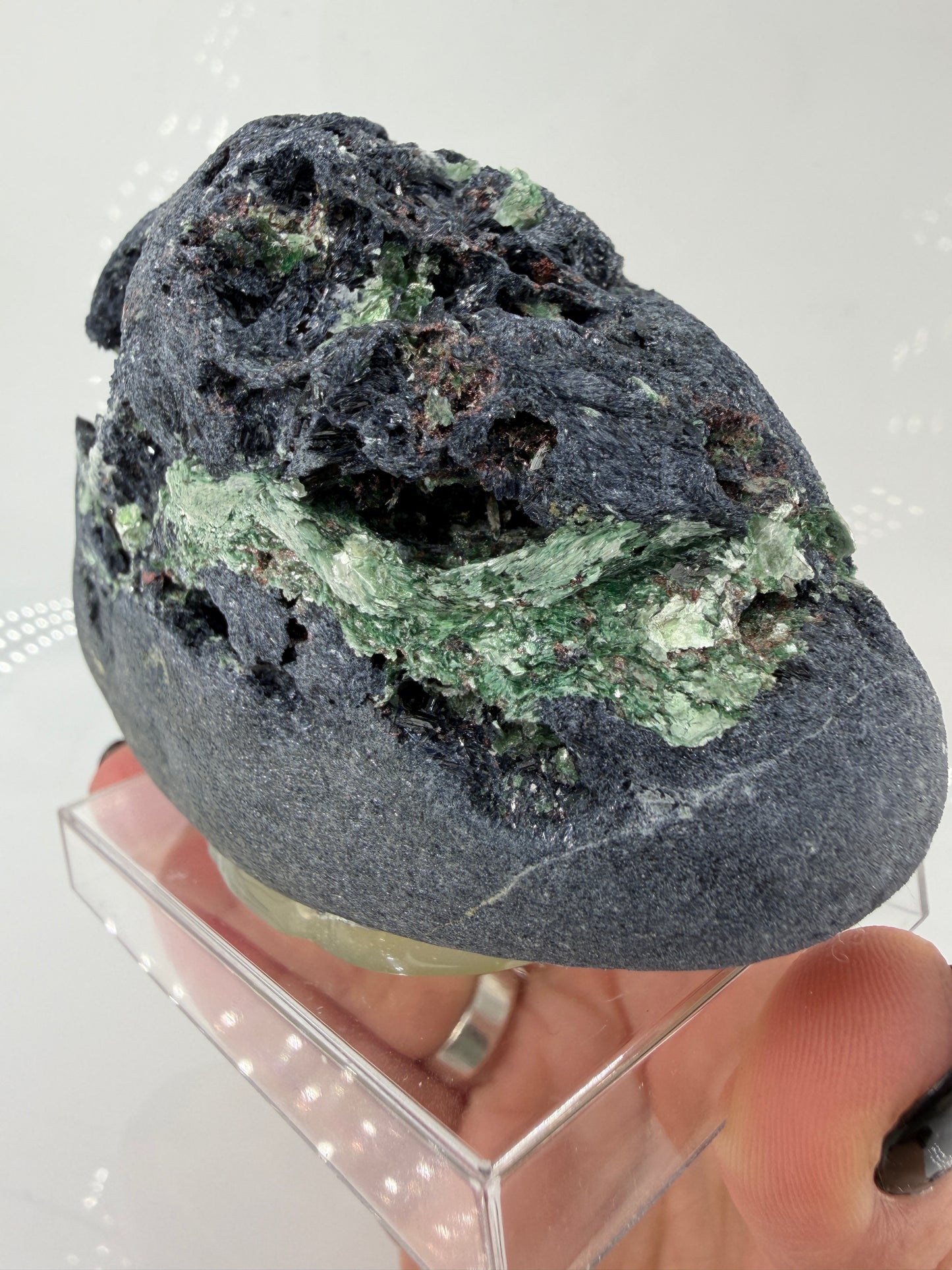 Mineral-Cluster aus blauem Glaukophan und grünem Fuchsit, Fundort Pollone, Piemont, Italien.