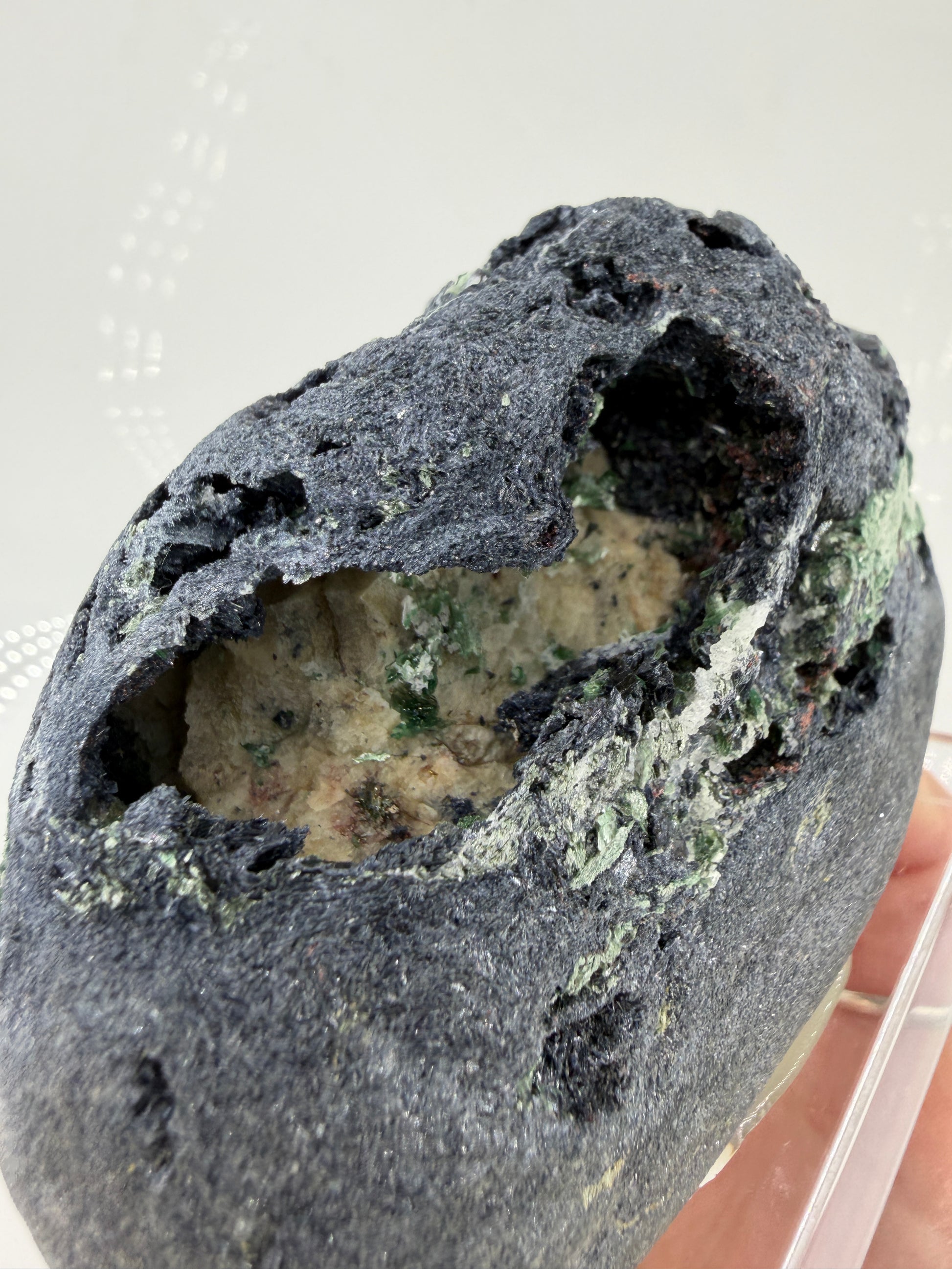 Mineral-Cluster aus blauem Glaukophan und grünem Fuchsit, Fundort Pollone, Piemont, Italien.