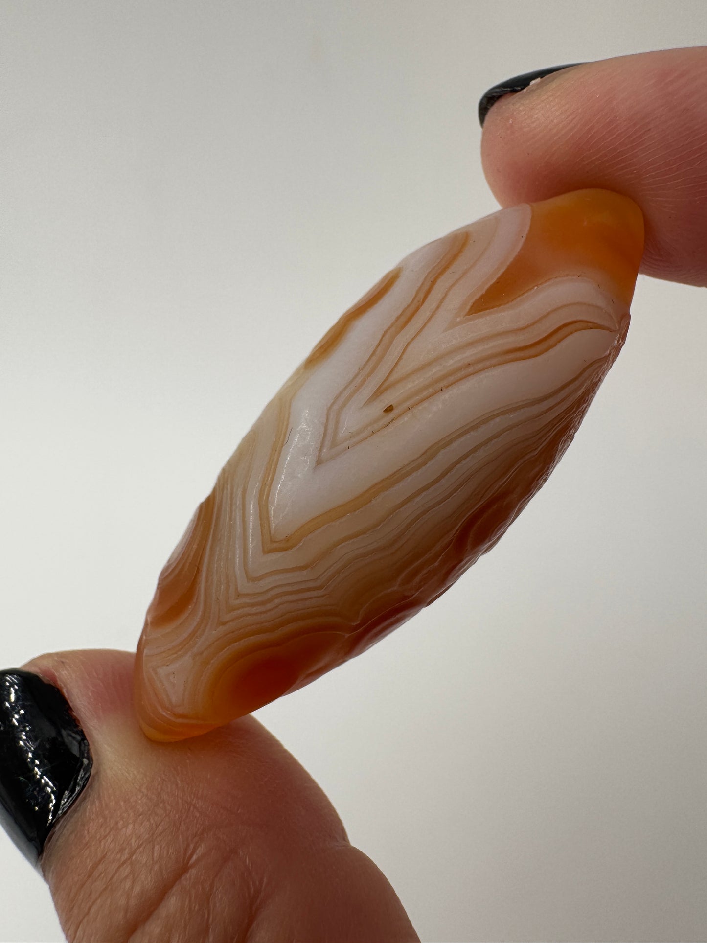 Natürliche geformter Gobi-Achat in elliptischer Shiva-Form mit sanfter Bänderung und wüstenmattierter Oberfläche.