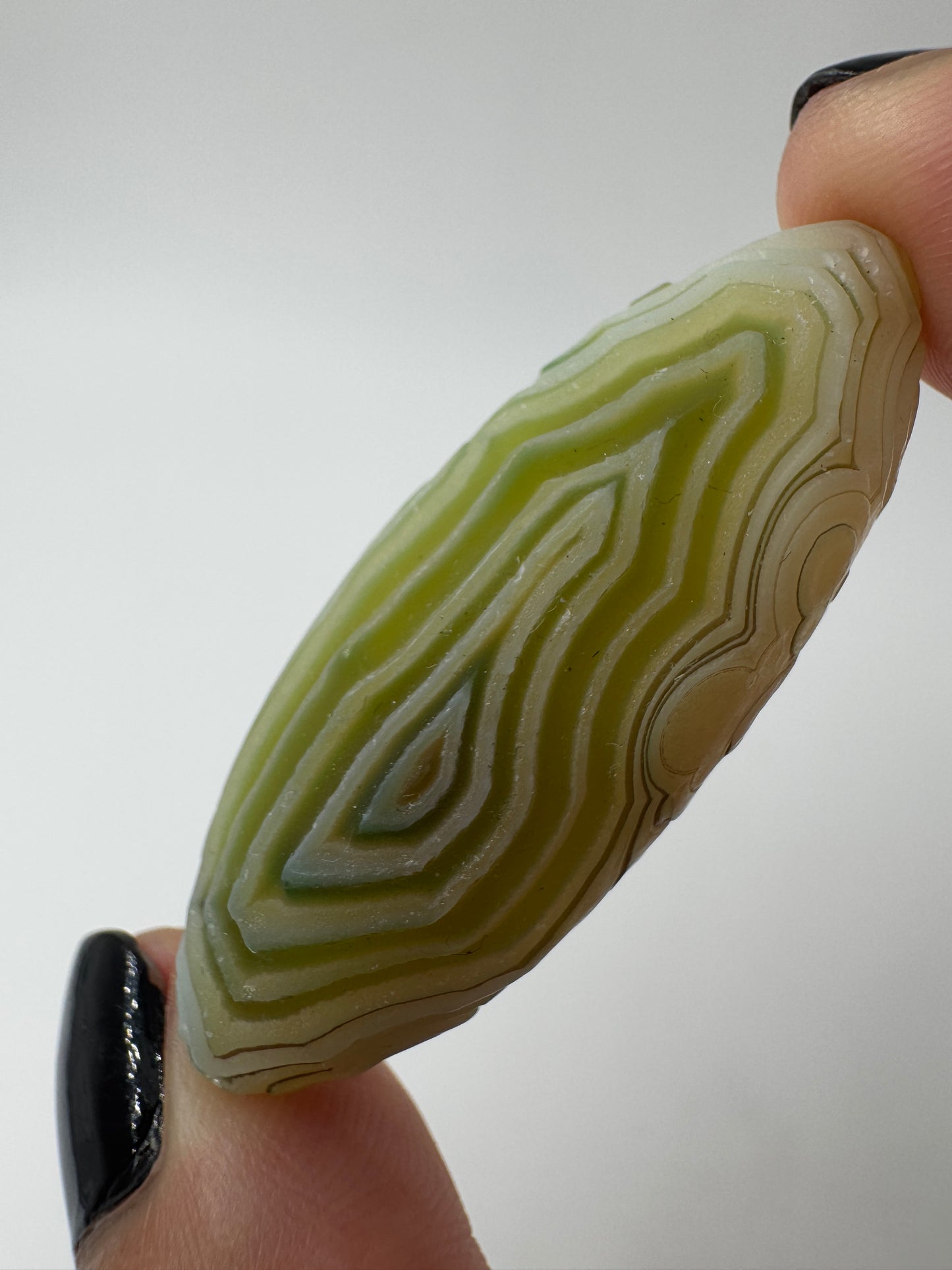 Natürliche geformter Gobi-Achat in elliptischer Shiva-Form mit sanfter Bänderung und wüstenmattierter Oberfläche. (hellgrün)