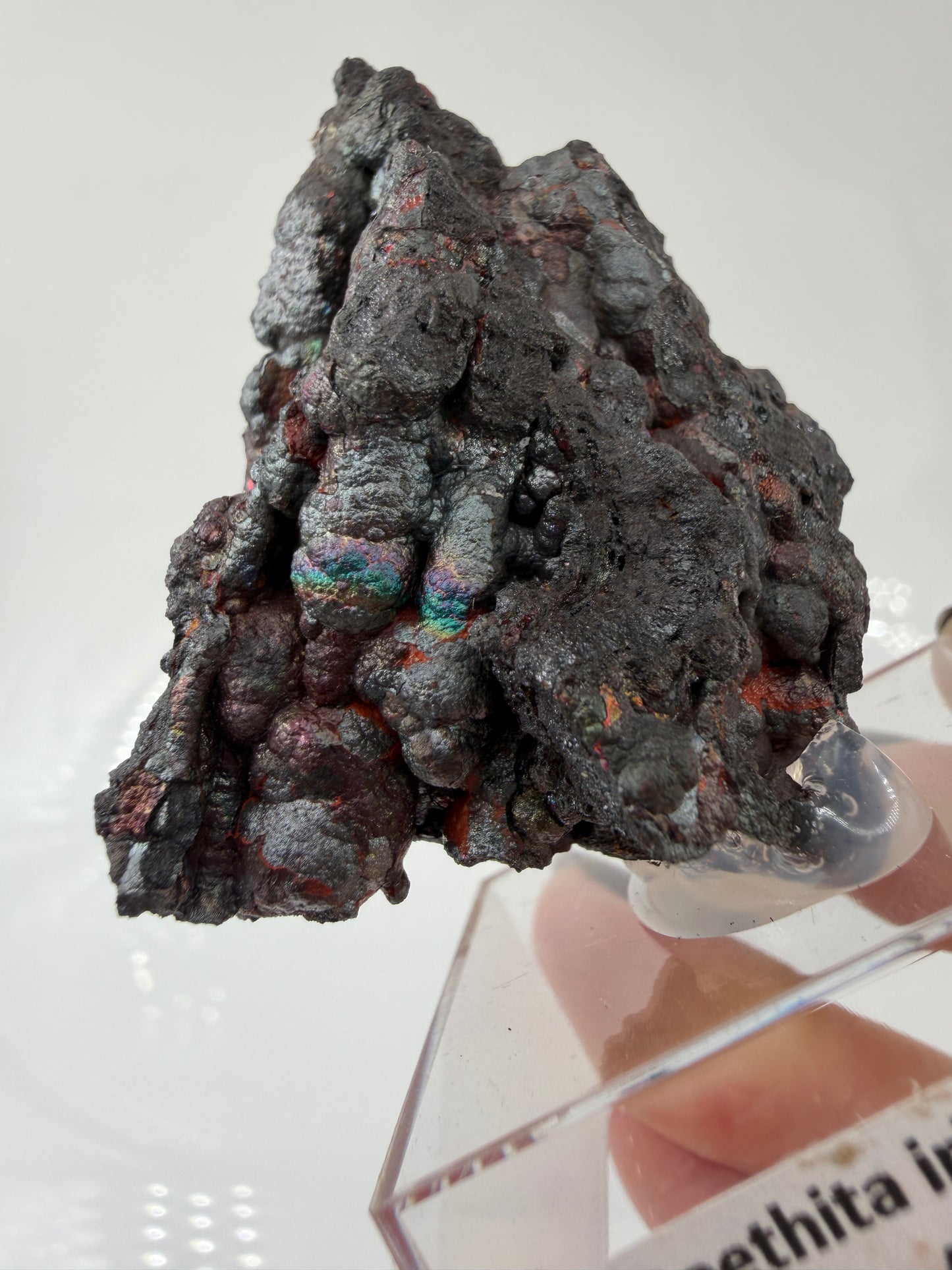 Nahaufnahme der irisierenden Oxidschichten auf Goethit GT33 – Farbenspiel von Gold bis Violett, Tharsis Spanien