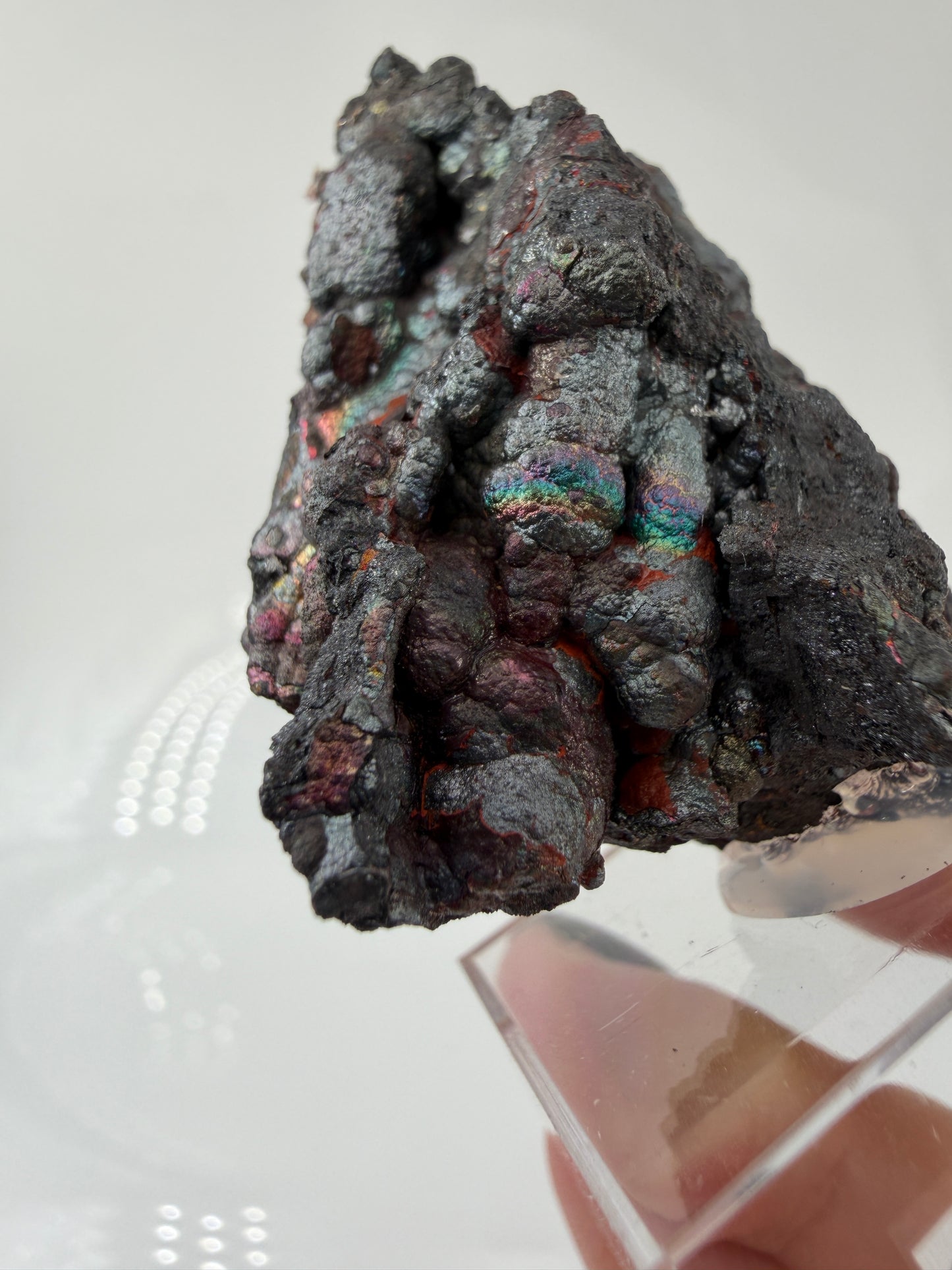 Nahaufnahme der irisierenden Oxidschichten auf Goethit GT33 – Farbenspiel von Gold bis Violett, Tharsis Spanien