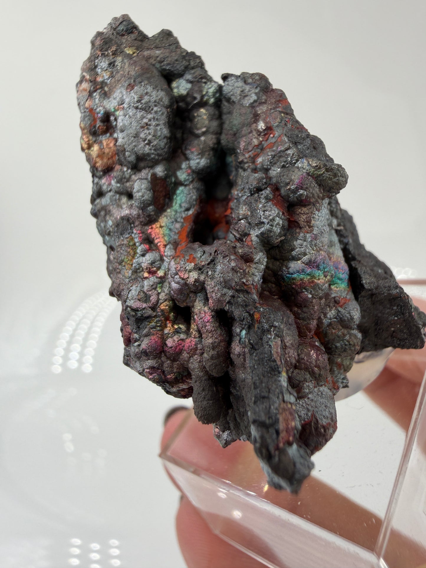 Nahaufnahme der irisierenden Oxidschichten auf Goethit GT33 – Farbenspiel von Gold bis Violett, Tharsis Spanien