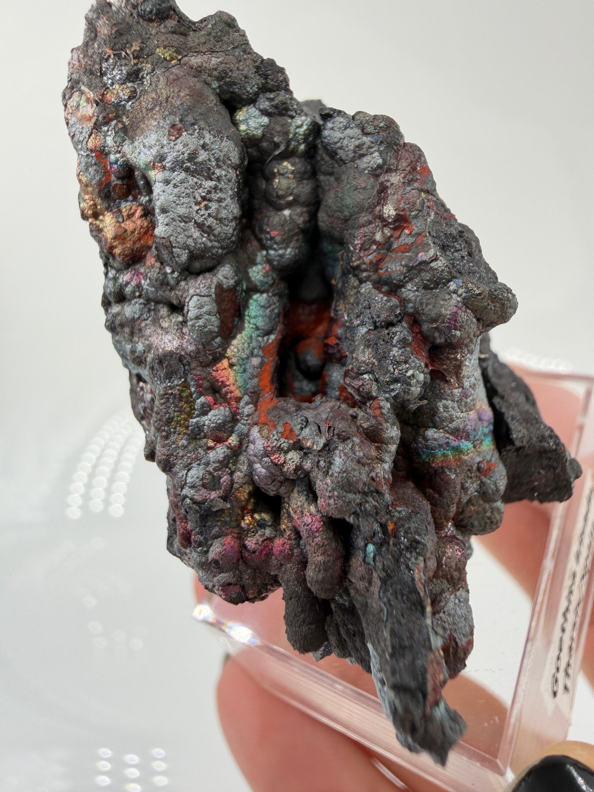Nahaufnahme der irisierenden Oxidschichten auf Goethit GT33 – Farbenspiel von Gold bis Violett, Tharsis Spanien