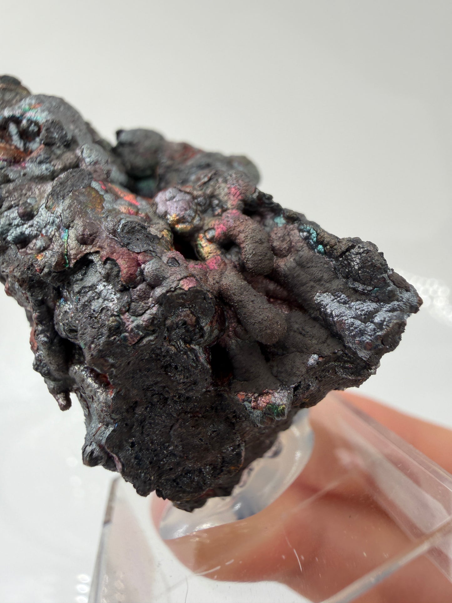 Nahaufnahme der irisierenden Oxidschichten auf Goethit GT33 – Farbenspiel von Gold bis Violett, Tharsis Spanien