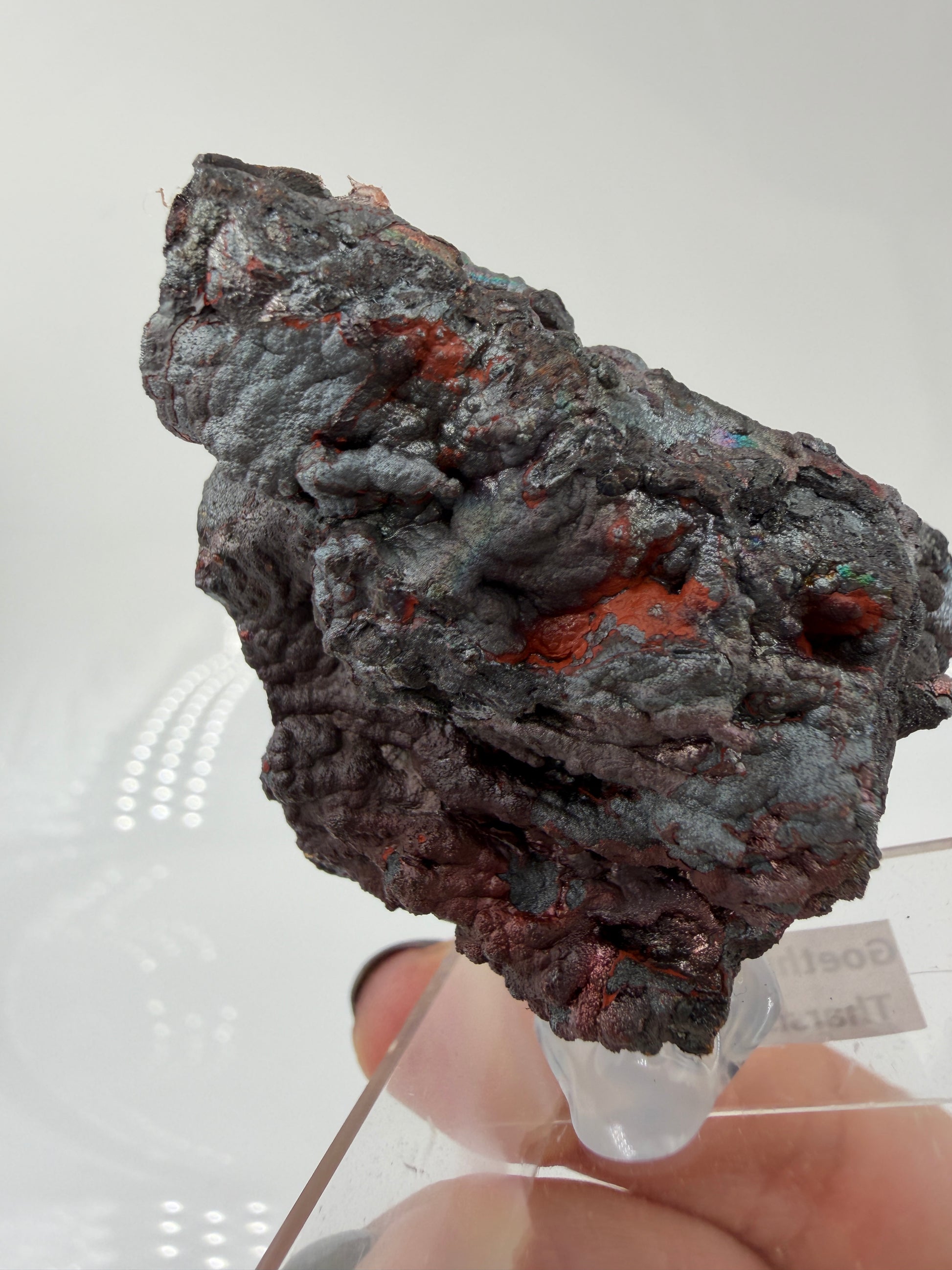 Nahaufnahme der irisierenden Oxidschichten auf Goethit GT33 – Farbenspiel von Gold bis Violett, Tharsis Spanien