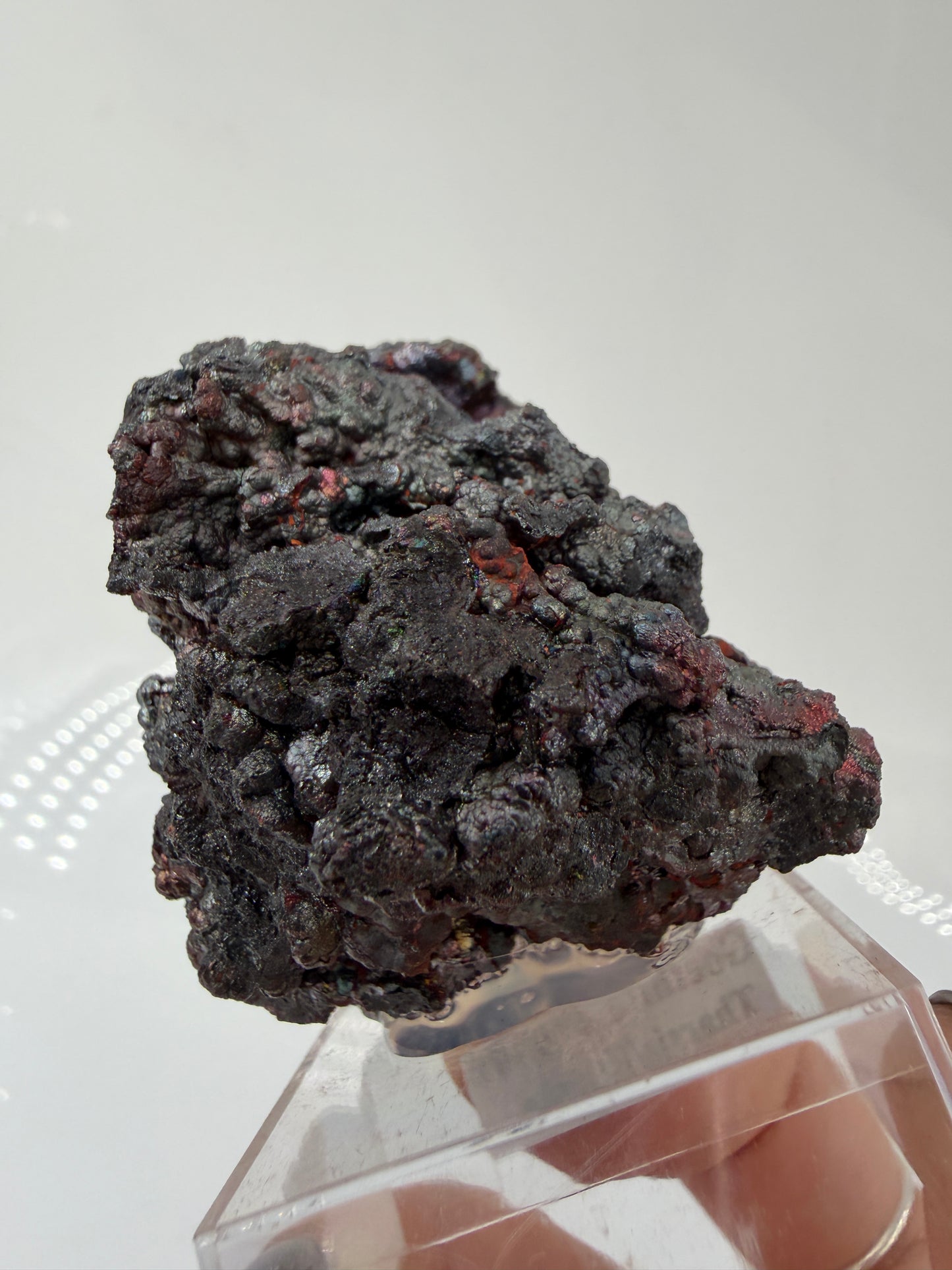 Nahaufnahme der irisierenden Oxidschichten auf Goethit GT38 – Farbenspiel von Gold bis Violett, Tharsis Spanien