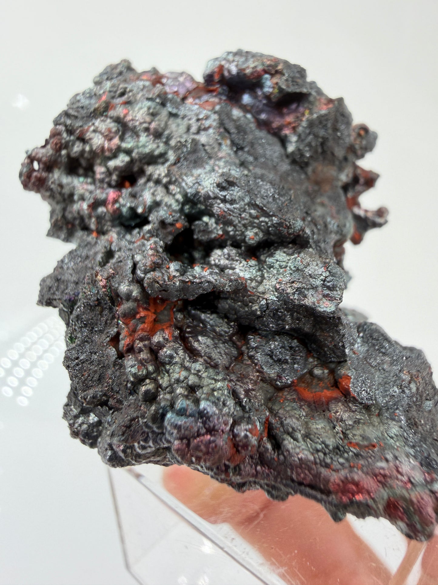 Nahaufnahme der irisierenden Oxidschichten auf Goethit GT38 – Farbenspiel von Gold bis Violett, Tharsis Spanien