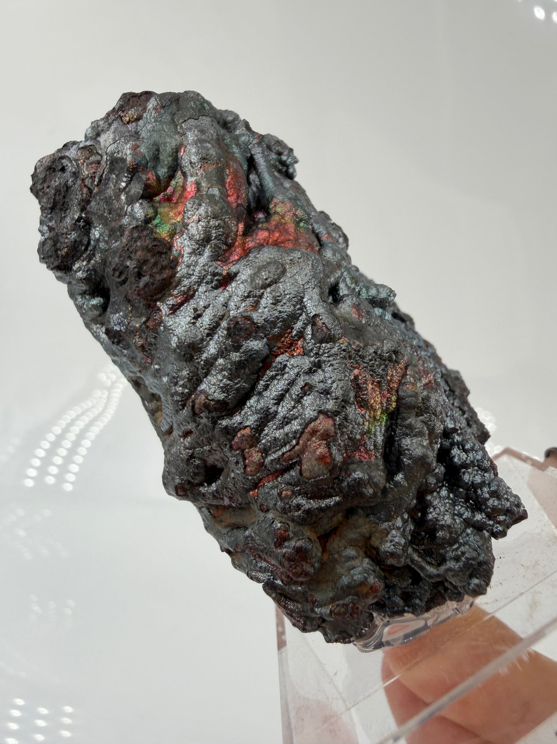 Nahaufnahme der irisierenden Oxidschichten auf Goethit GT40 – Farbenspiel von Gold bis Violett, Tharsis Spanien