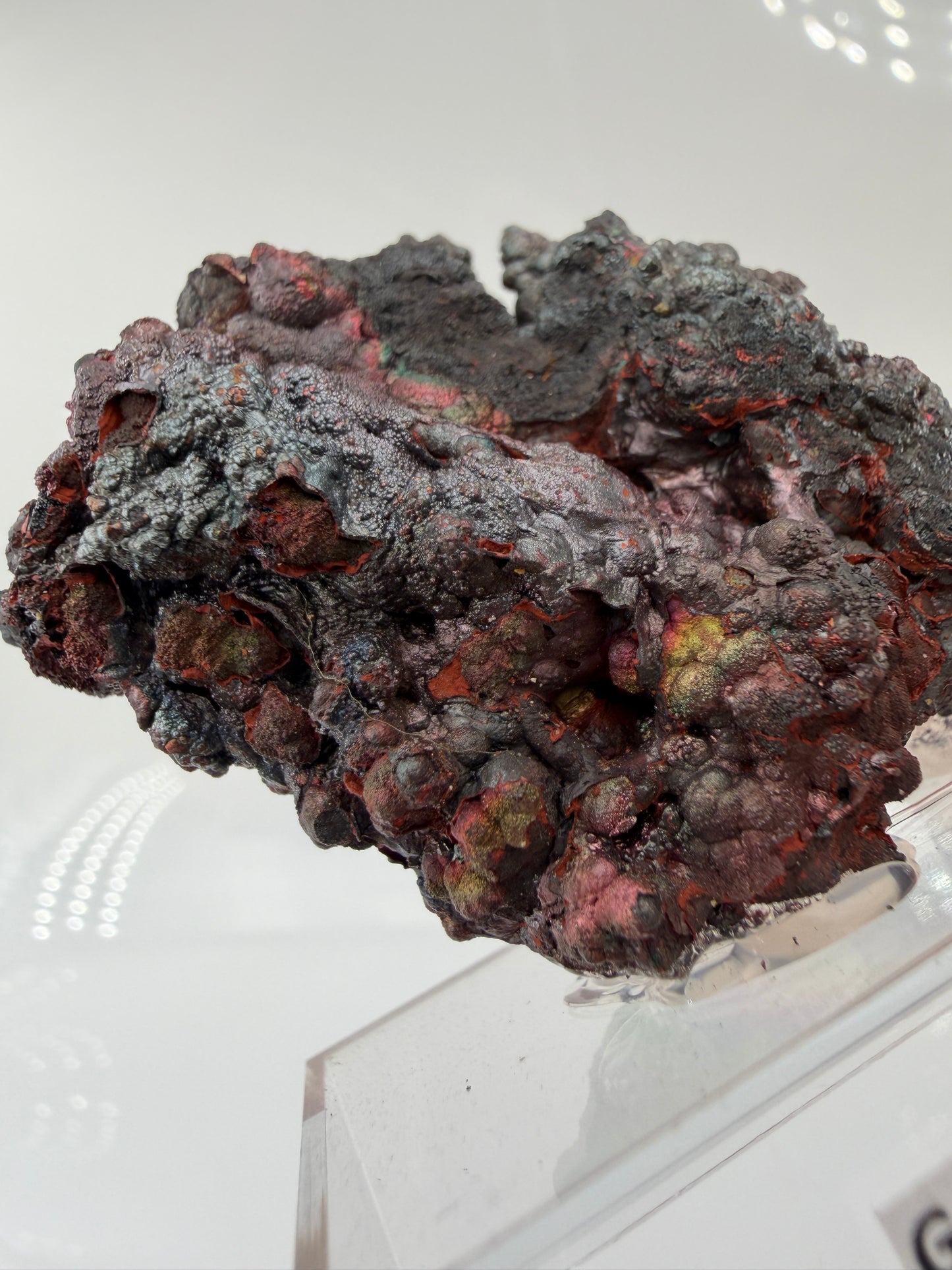 Nahaufnahme der irisierenden Oxidschichten auf Goethit GT40 – Farbenspiel von Gold bis Violett, Tharsis Spanien