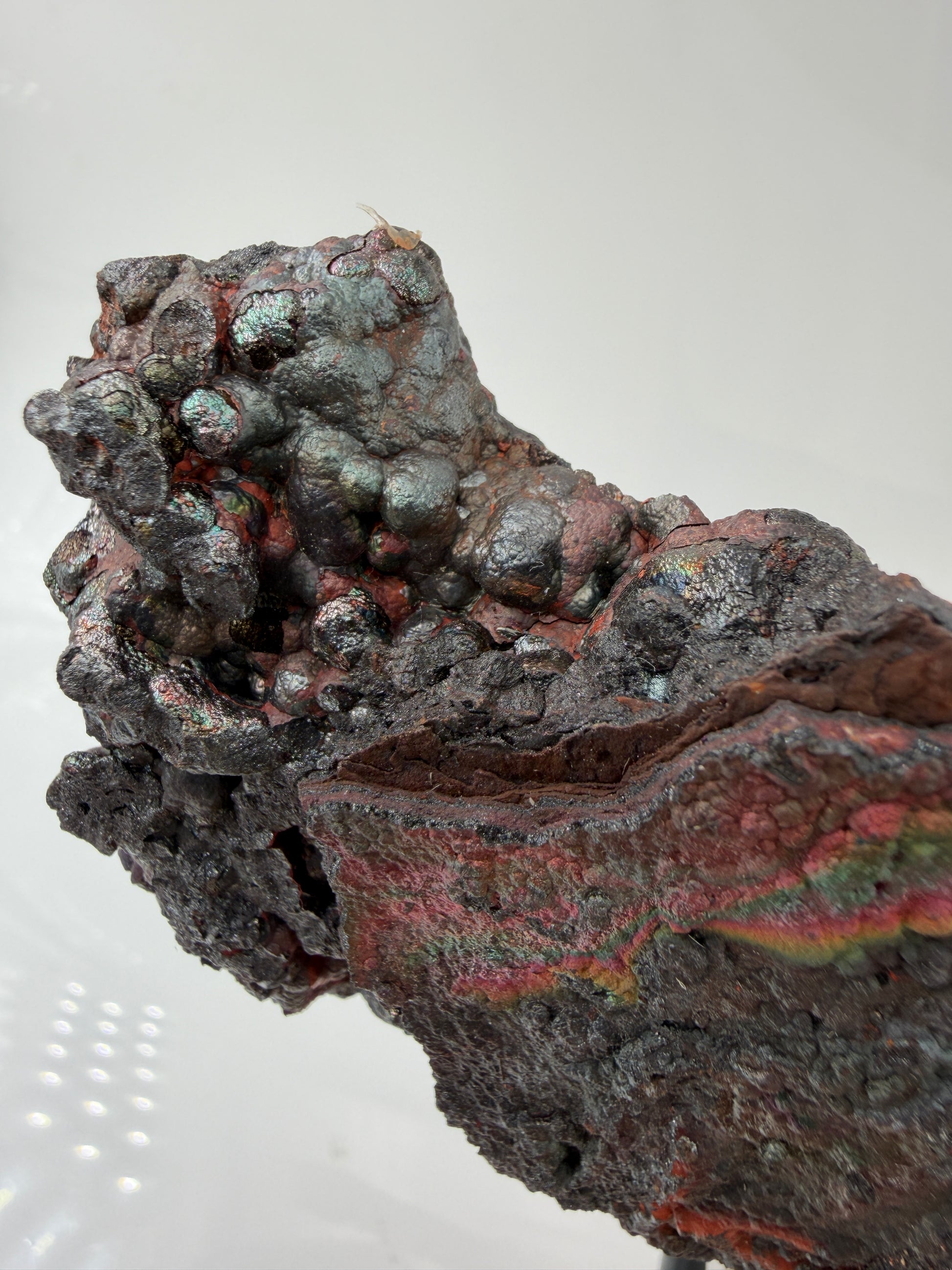 Nahaufnahme der irisierenden Oxidschichten auf Goethit GT49 – Farbenspiel von Gold bis Violett, Tharsis Spanien