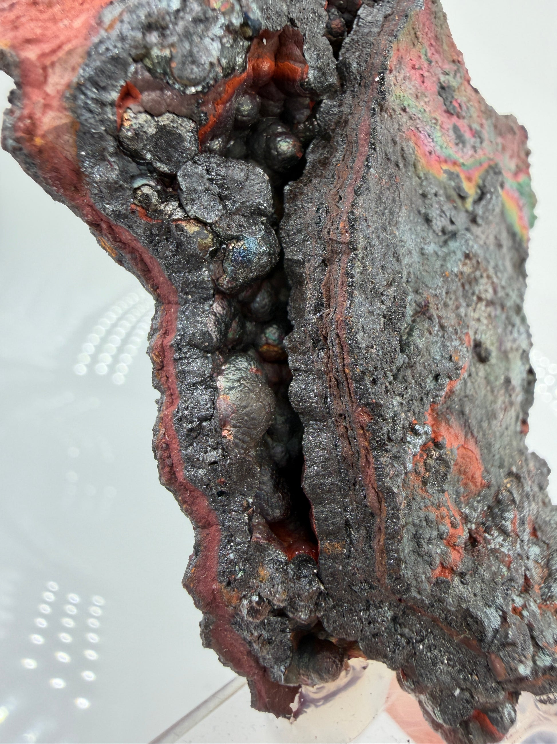 Nahaufnahme der irisierenden Oxidschichten auf Goethit GT49 – Farbenspiel von Gold bis Violett, Tharsis Spanien