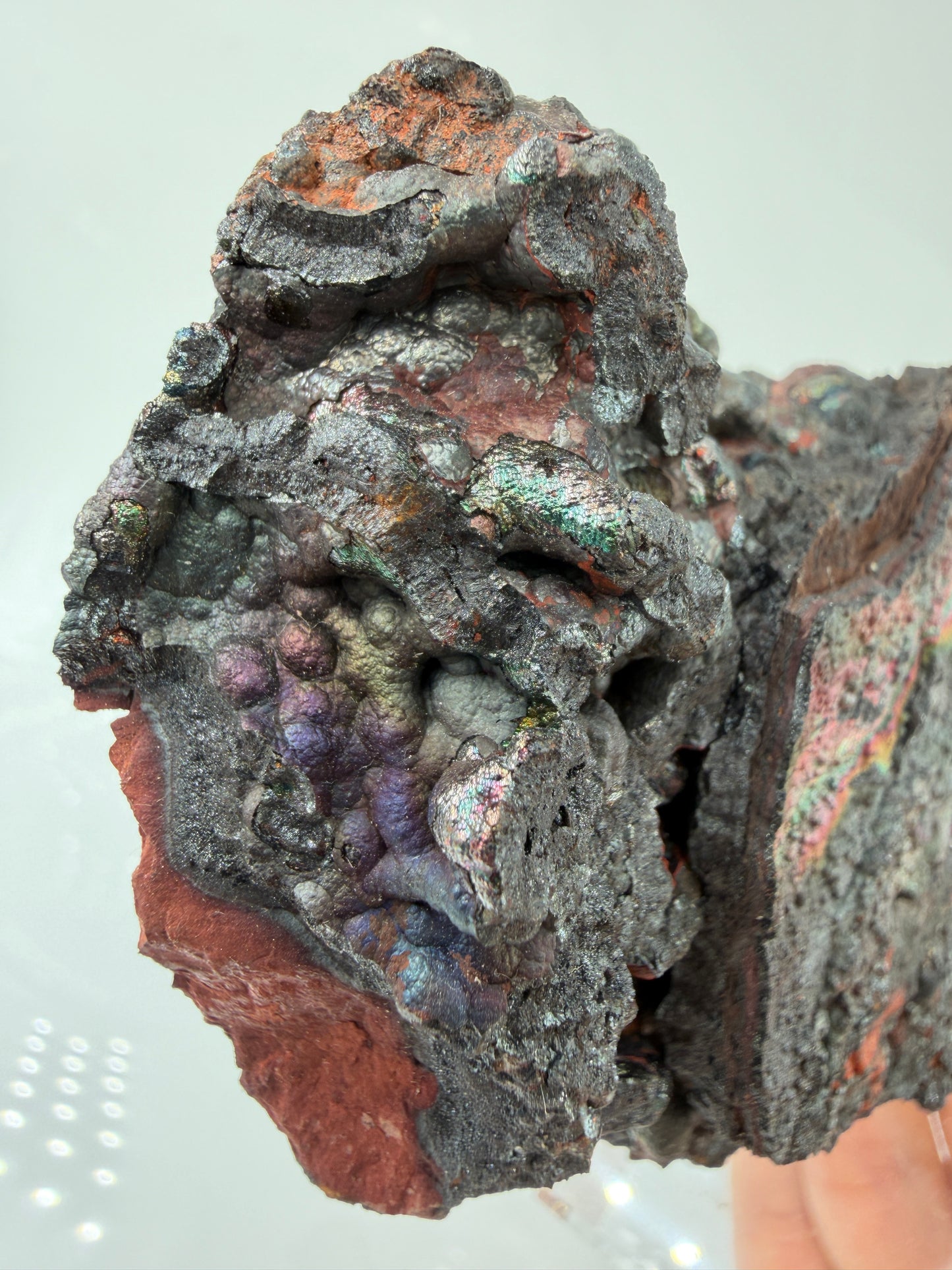 Nahaufnahme der irisierenden Oxidschichten auf Goethit GT49 – Farbenspiel von Gold bis Violett, Tharsis Spanien