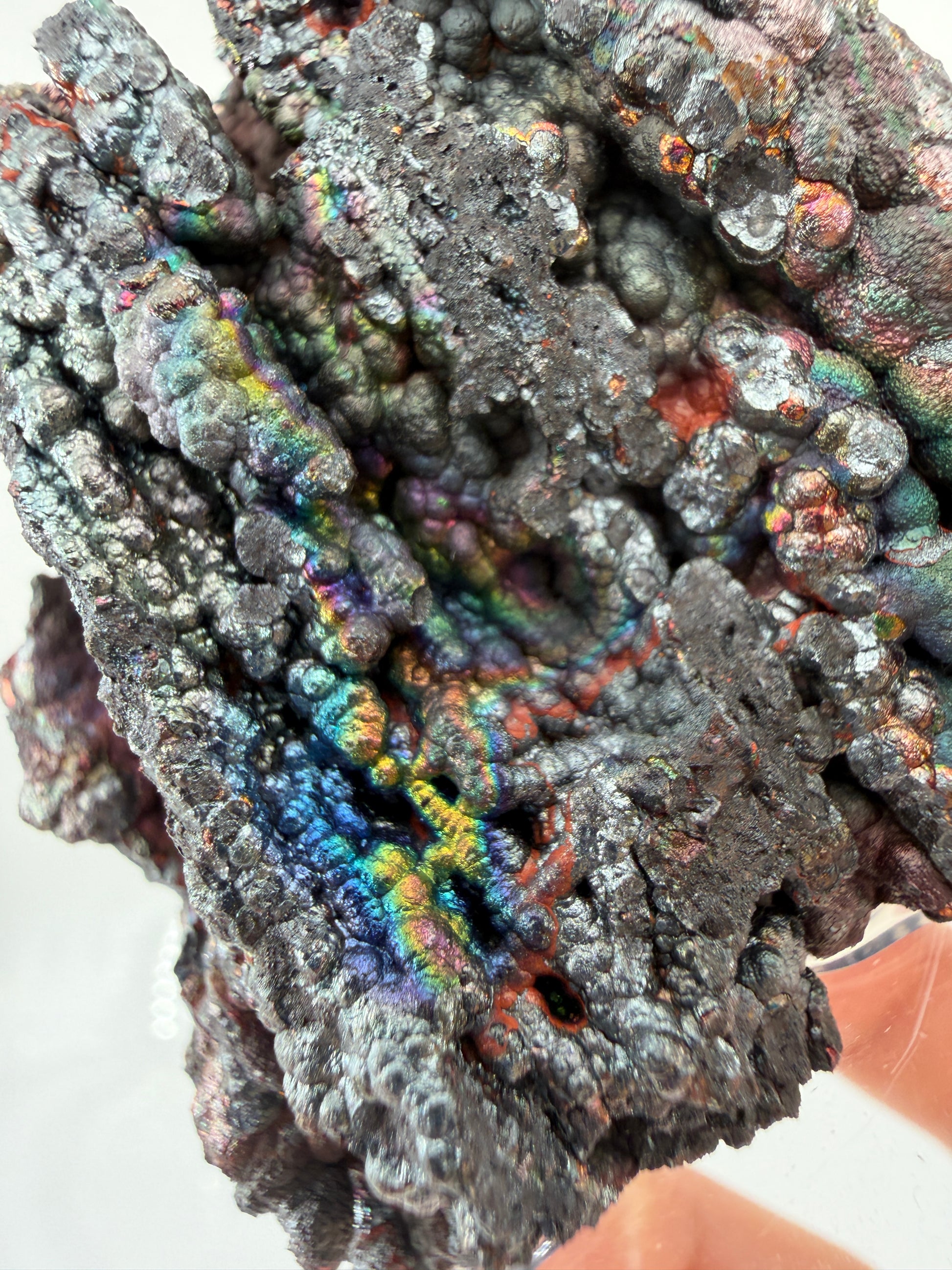Nahaufnahme der irisierenden Oxidschichten auf Goethit GT58 – Farbenspiel von Gold bis Violett, Tharsis Spanien

