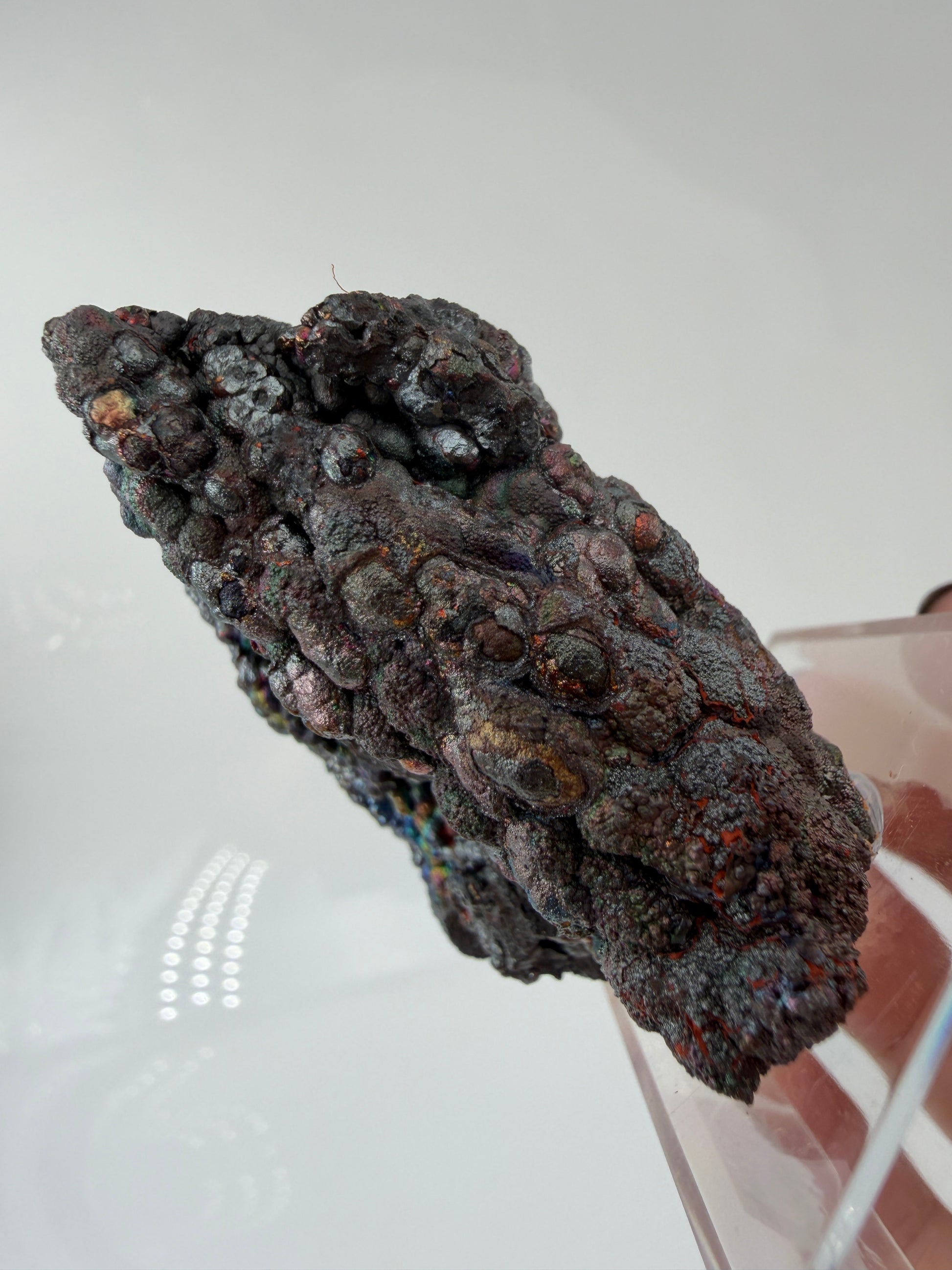 Nahaufnahme der irisierenden Oxidschichten auf Goethit GT58 – Farbenspiel von Gold bis Violett, Tharsis Spanien

