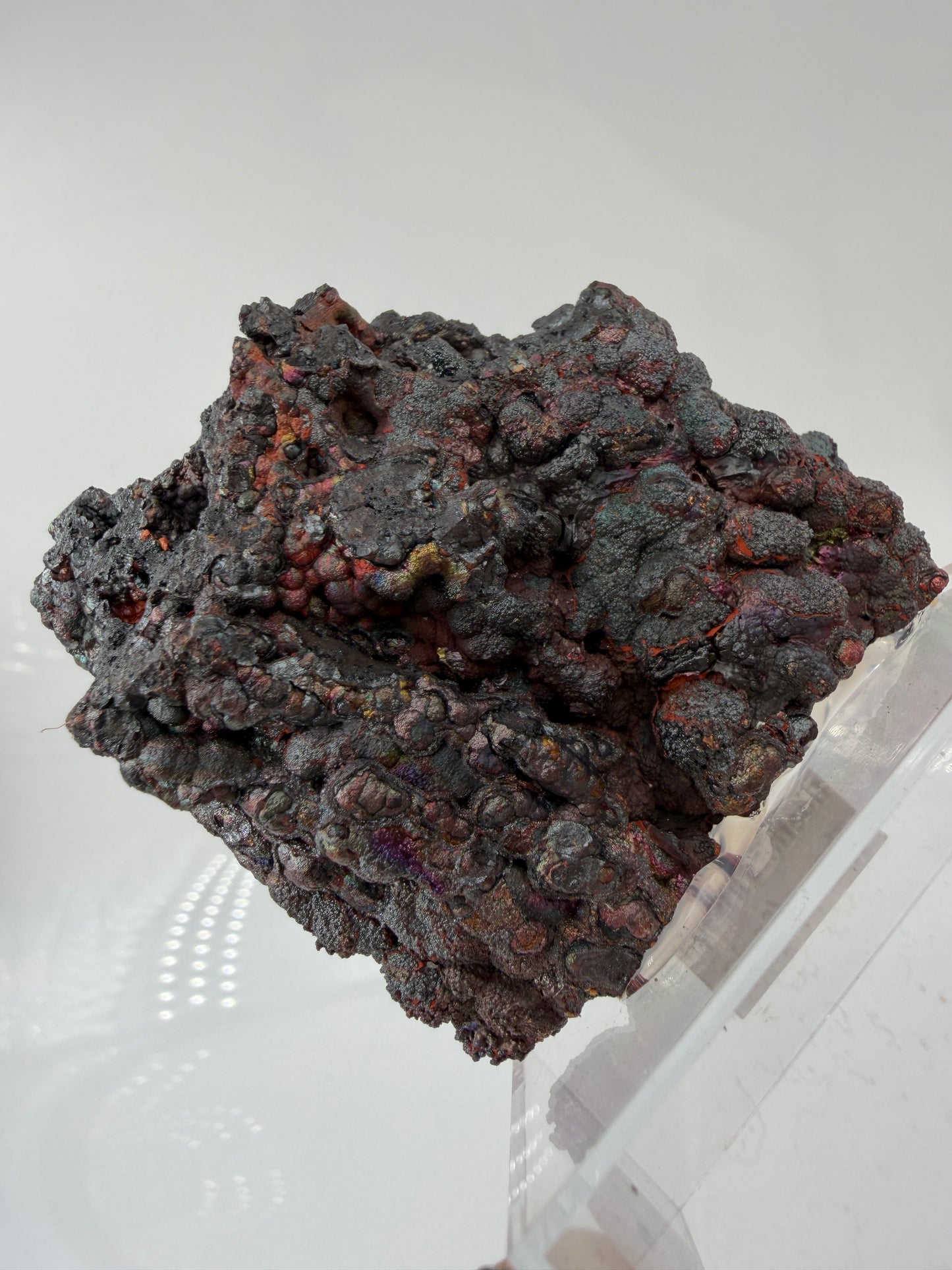 Nahaufnahme der irisierenden Oxidschichten auf Goethit GT58 – Farbenspiel von Gold bis Violett, Tharsis Spanien

