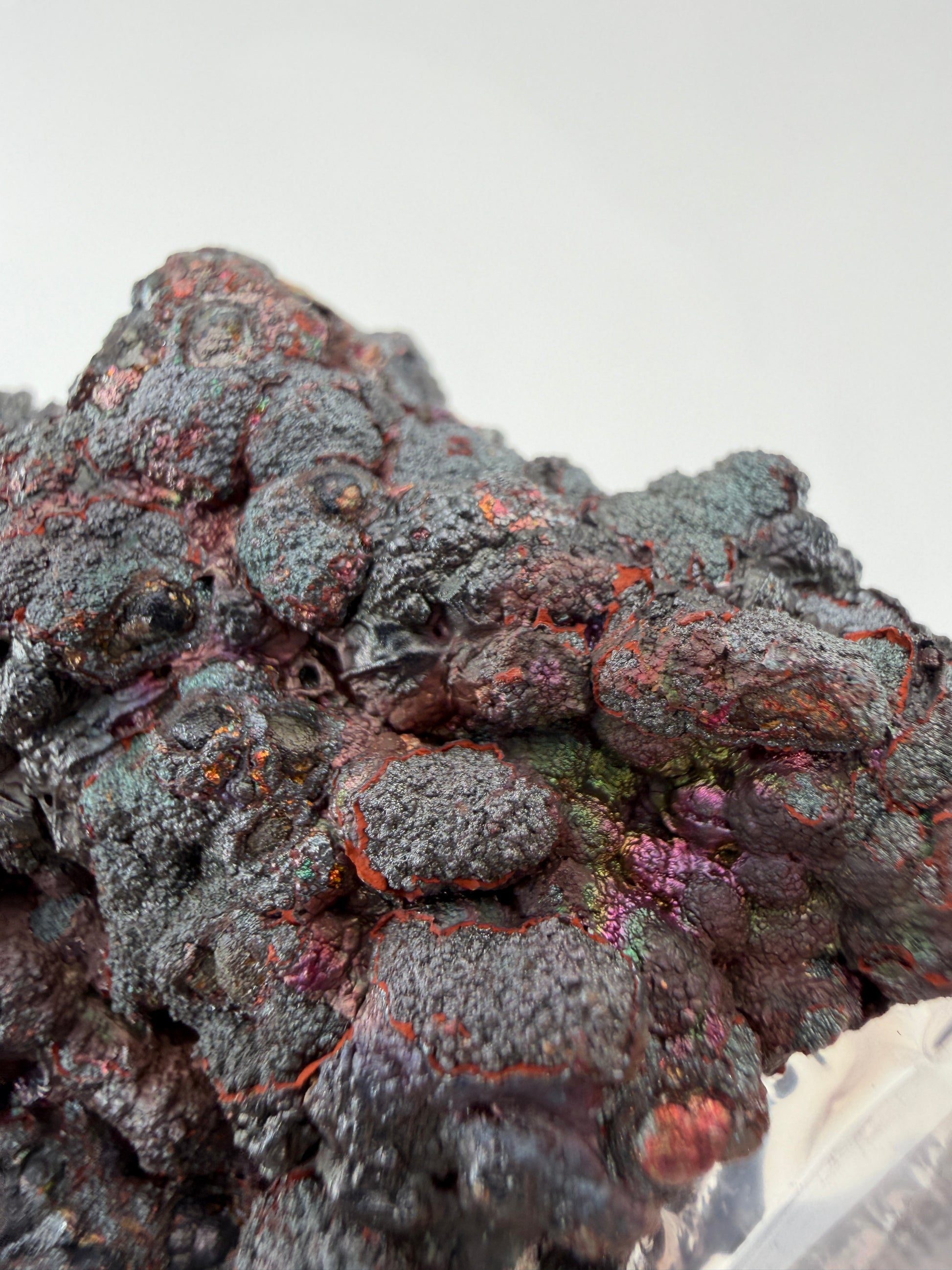 Nahaufnahme der irisierenden Oxidschichten auf Goethit GT58 – Farbenspiel von Gold bis Violett, Tharsis Spanien

