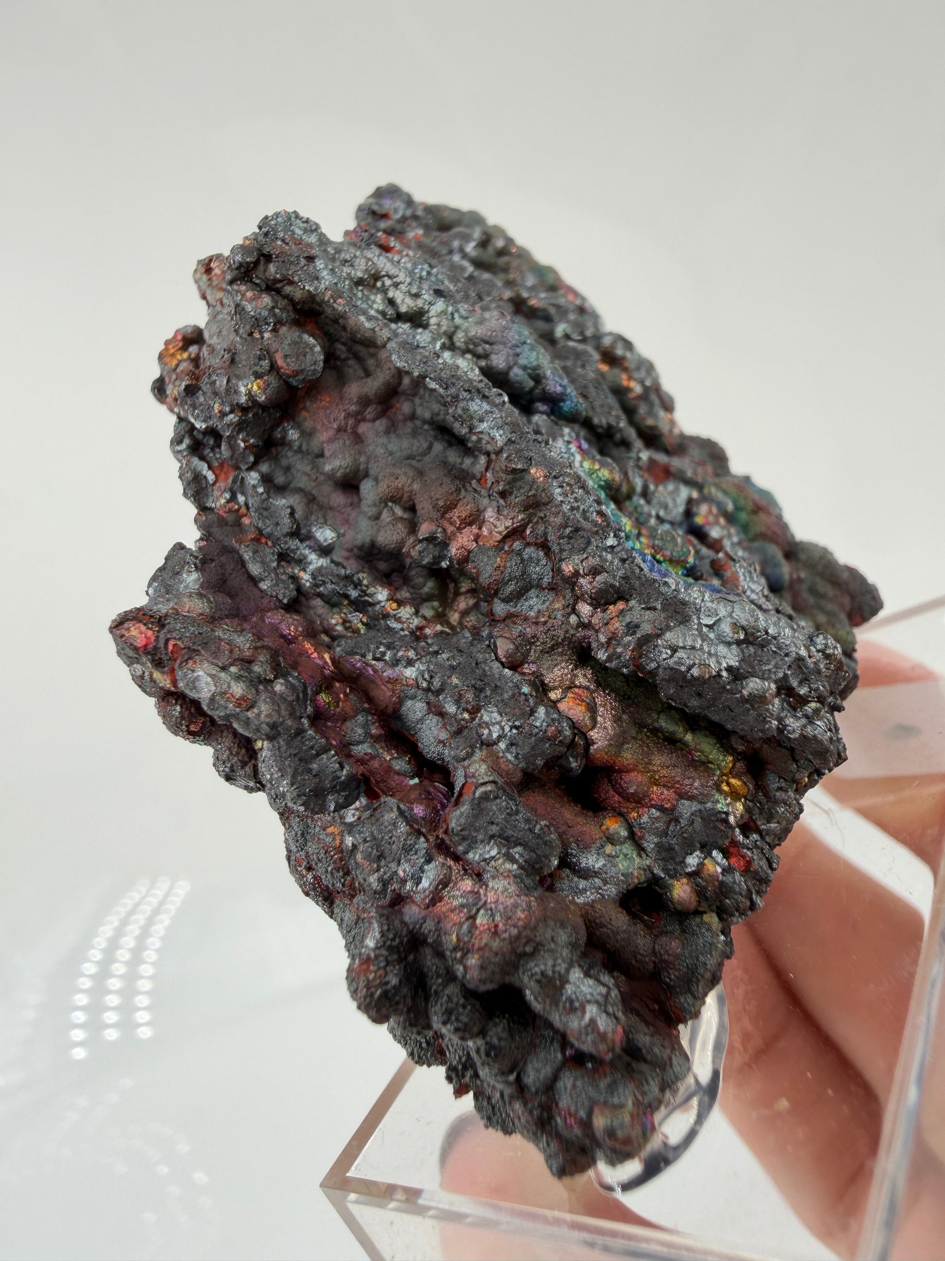 Nahaufnahme der irisierenden Oxidschichten auf Goethit GT58 – Farbenspiel von Gold bis Violett, Tharsis Spanien


