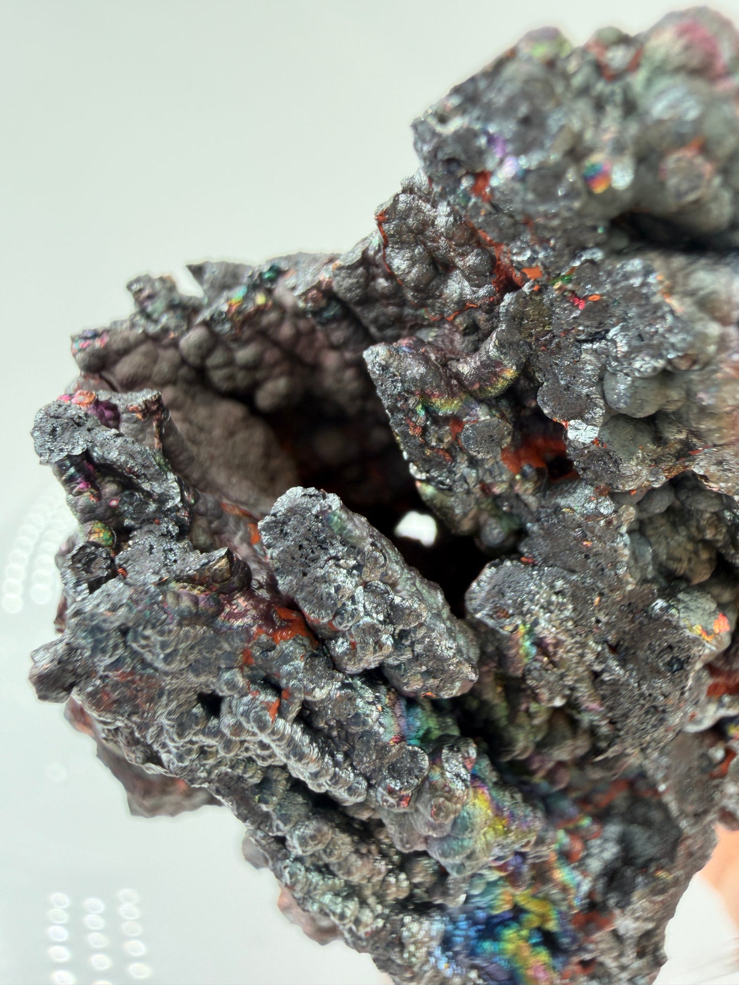 Nahaufnahme der irisierenden Oxidschichten auf Goethit GT58 – Farbenspiel von Gold bis Violett, Tharsis Spanien

