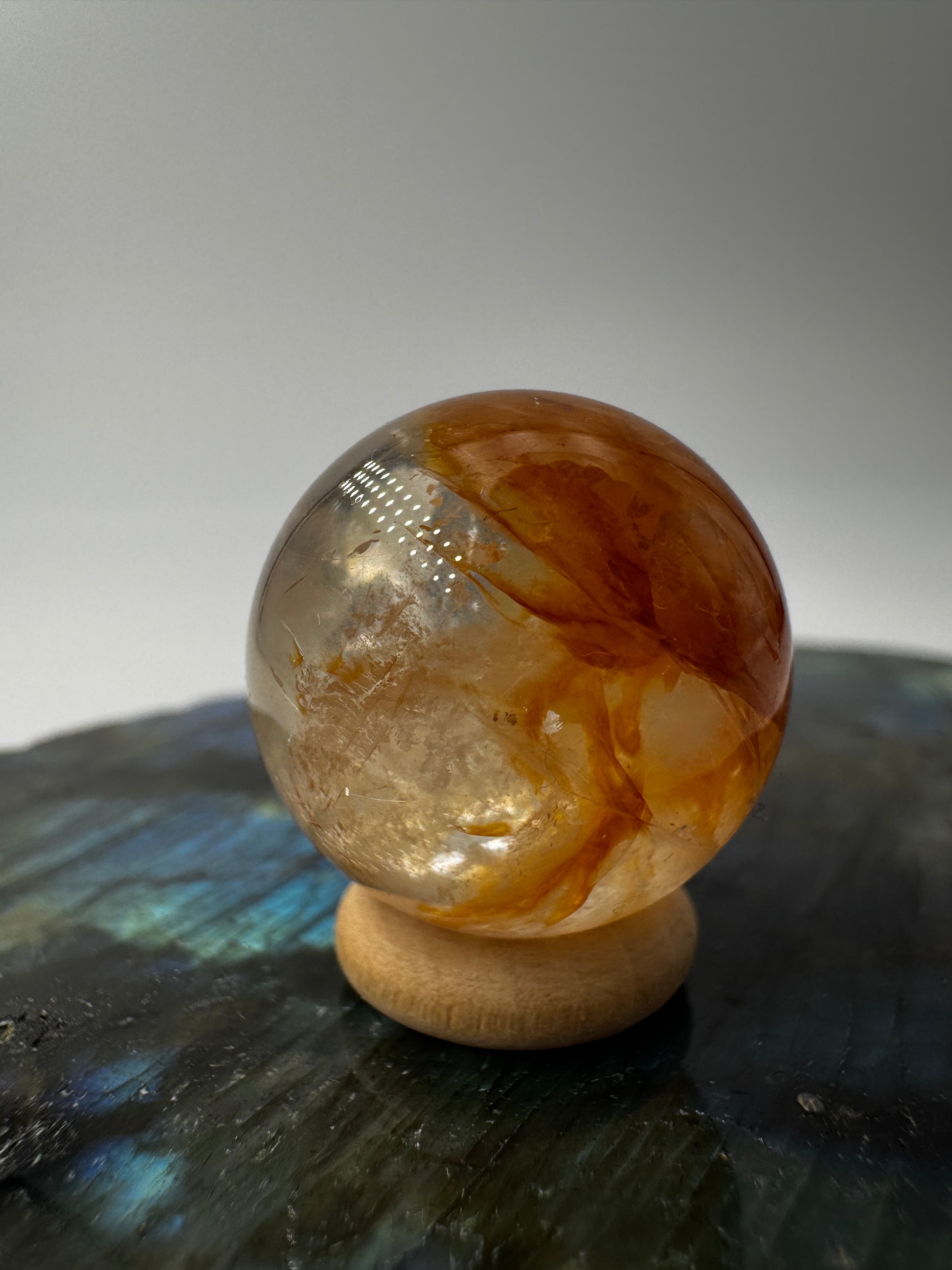 Golden Healer Kugel, Ø ca. 2 cm – Quarz mit natürlichen Eisenoxid-Einschlüssen, goldgelbe bis honigfarbene Transluzenz, sphärisch poliert