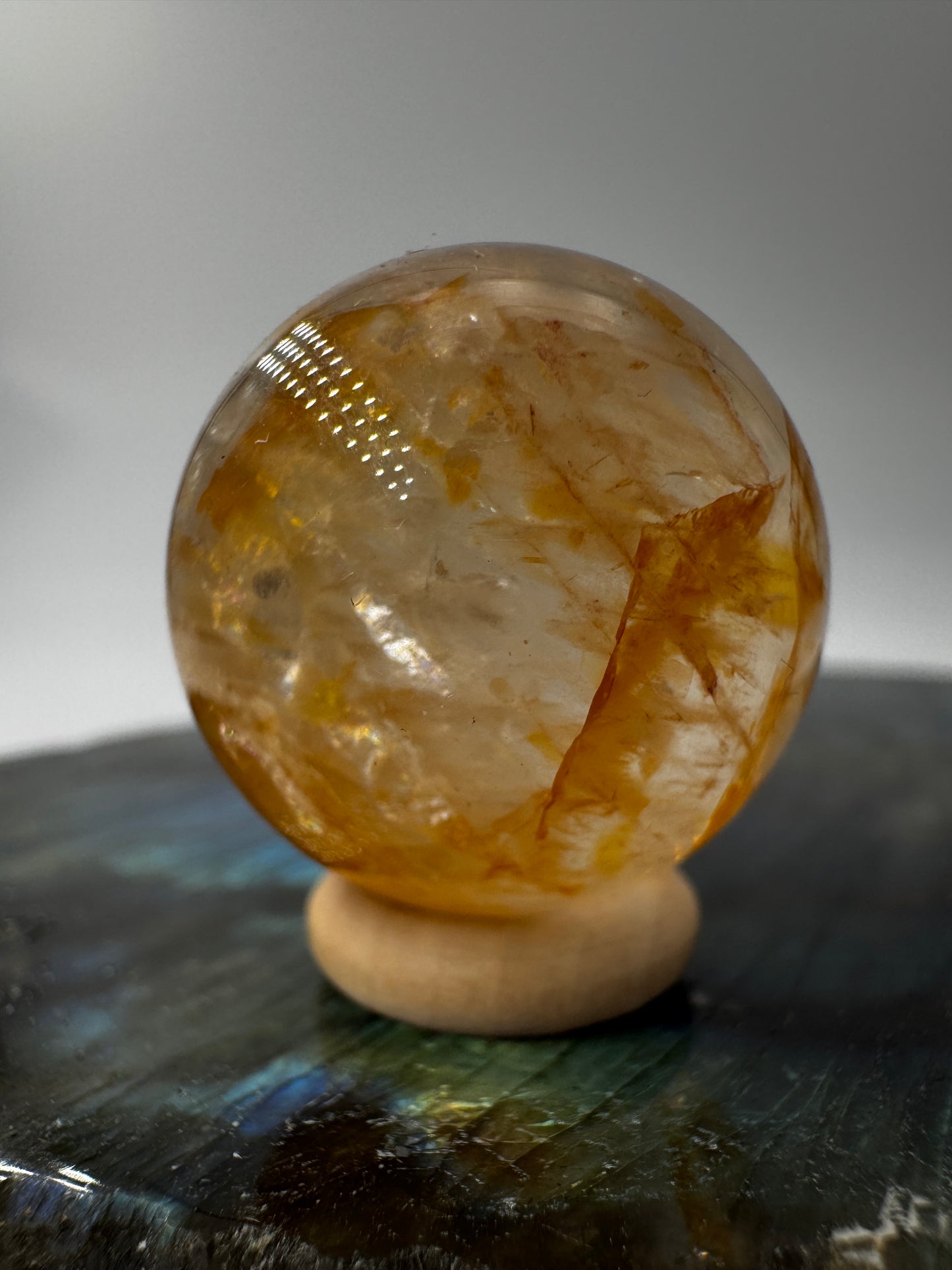 Golden Healer Kugel, Ø ca. 2 cm – Quarz mit natürlichen Eisenoxid-Einschlüssen, goldgelbe bis honigfarbene Transluzenz, sphärisch poliert