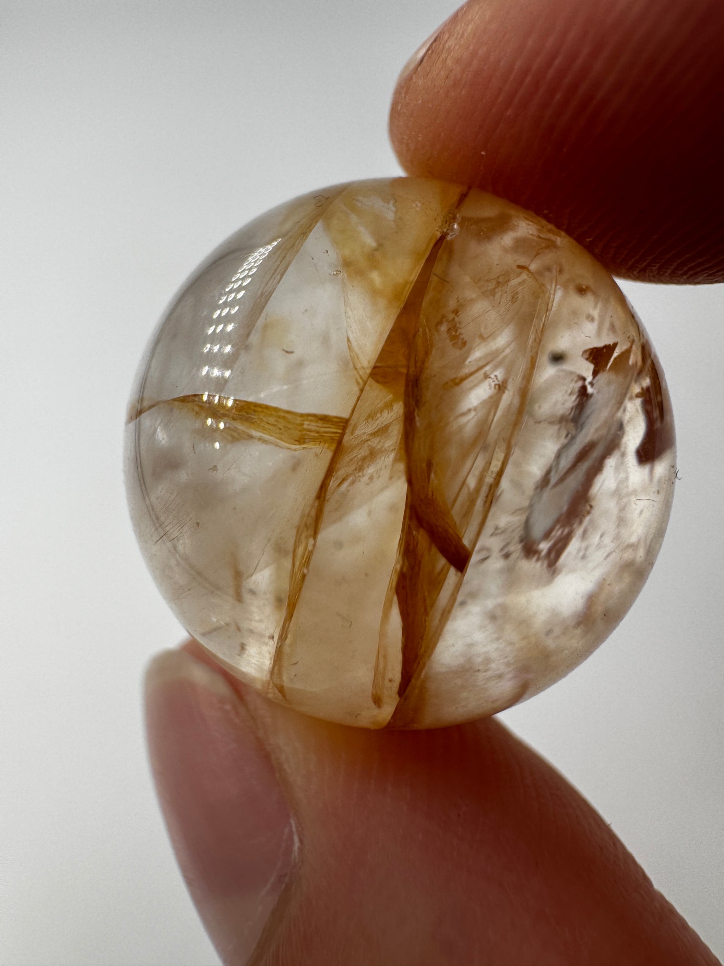 Golden Healer Kugel, Ø ca. 2 cm – Quarz mit natürlichen Eisenoxid-Einschlüssen, goldgelbe bis honigfarbene Transluzenz, sphärisch poliert