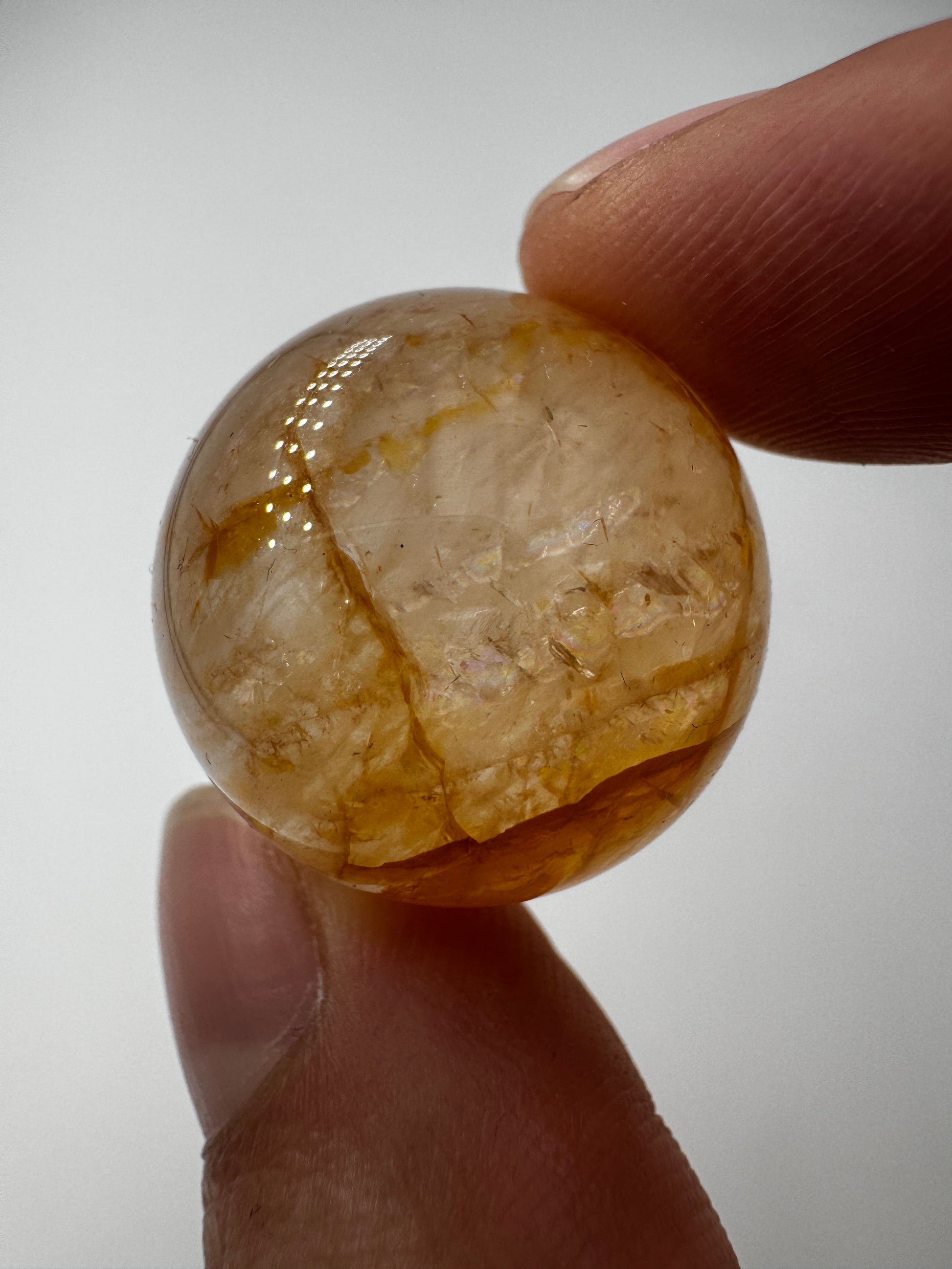 Golden Healer Kugel, Ø ca. 2 cm – Quarz mit natürlichen Eisenoxid-Einschlüssen, goldgelbe bis honigfarbene Transluzenz, sphärisch poliert