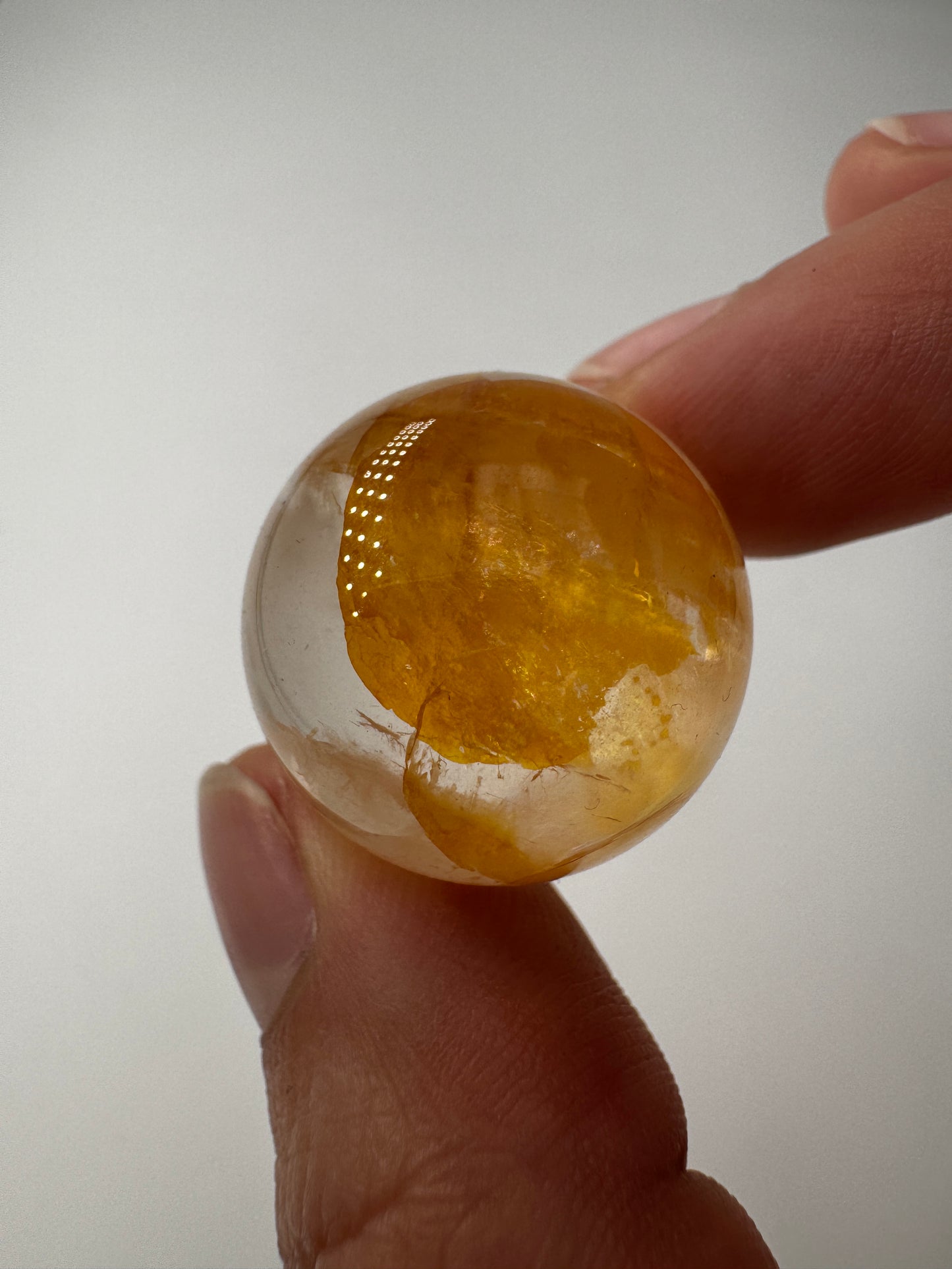 Golden Healer Kugel, Ø ca. 2 cm – Quarz mit natürlichen Eisenoxid-Einschlüssen, goldgelbe bis honigfarbene Transluzenz, sphärisch poliert