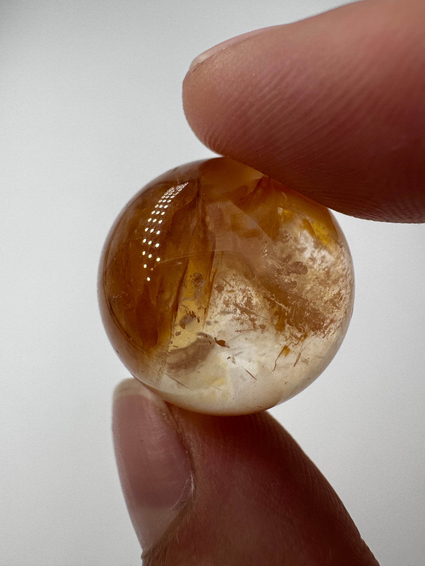 Golden Healer Kugel, Ø ca. 2 cm – Quarz mit natürlichen Eisenoxid-Einschlüssen, goldgelbe bis honigfarbene Transluzenz, sphärisch poliert