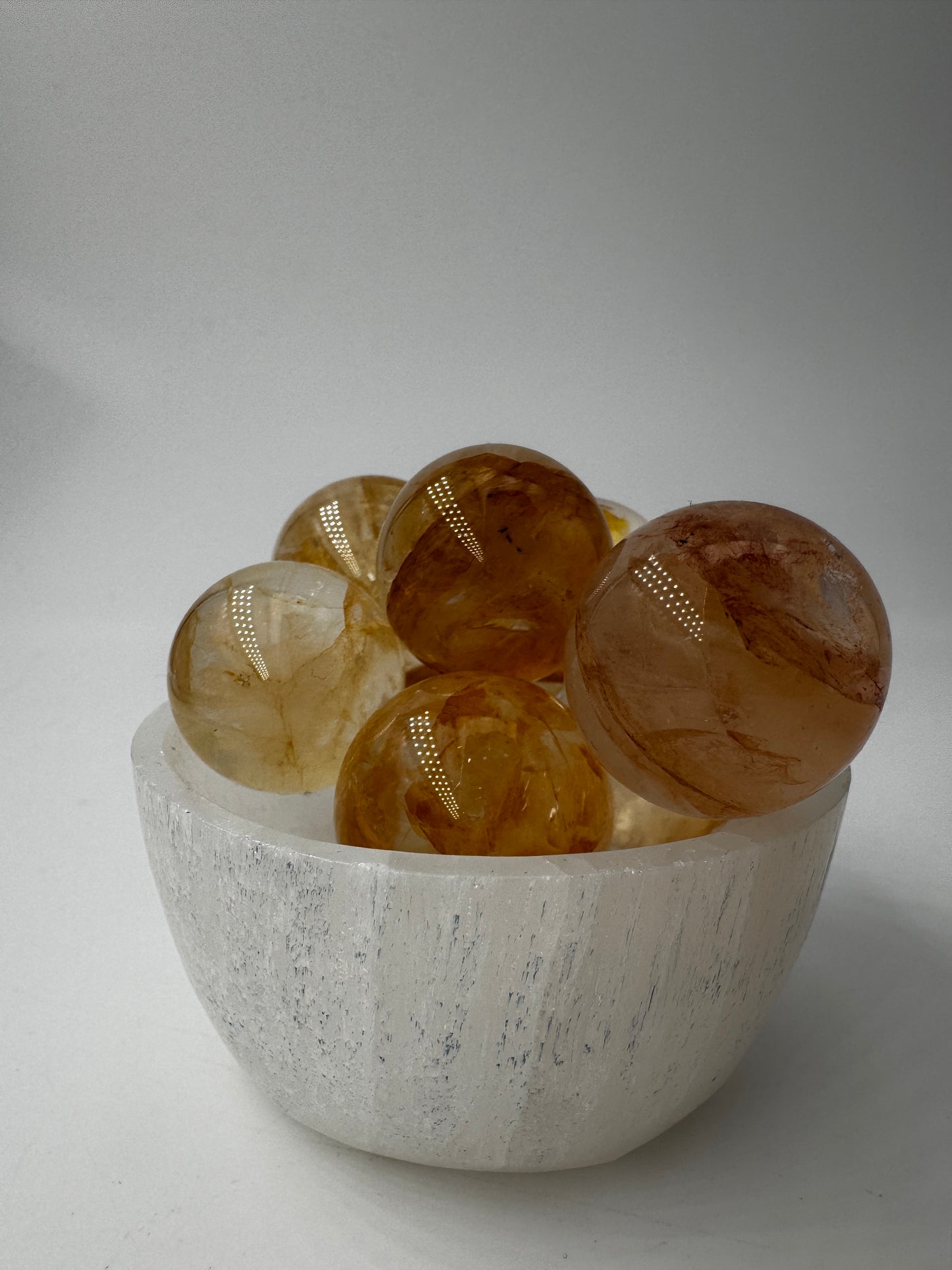 Golden Healer Kugel, Ø ca. 2 cm – Quarz mit natürlichen Eisenoxid-Einschlüssen, goldgelbe bis honigfarbene Transluzenz, sphärisch poliert