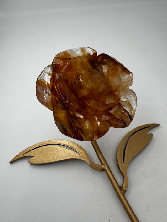 Golden Healer Rose GRC46 – handgeschliffene Carving in Rosenform aus Quarz mit goldgelben Eisenoxid-Einschlüssen, ca. 6×2,1 cm, auf Ständer, Gesamthöhe 18 cm.