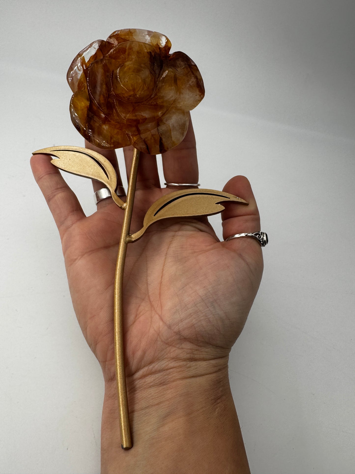 Golden Healer Rose GRC46 – handgeschliffene Carving in Rosenform aus Quarz mit goldgelben Eisenoxid-Einschlüssen, ca. 6×2,1 cm, auf Ständer, Gesamthöhe 18 cm.
