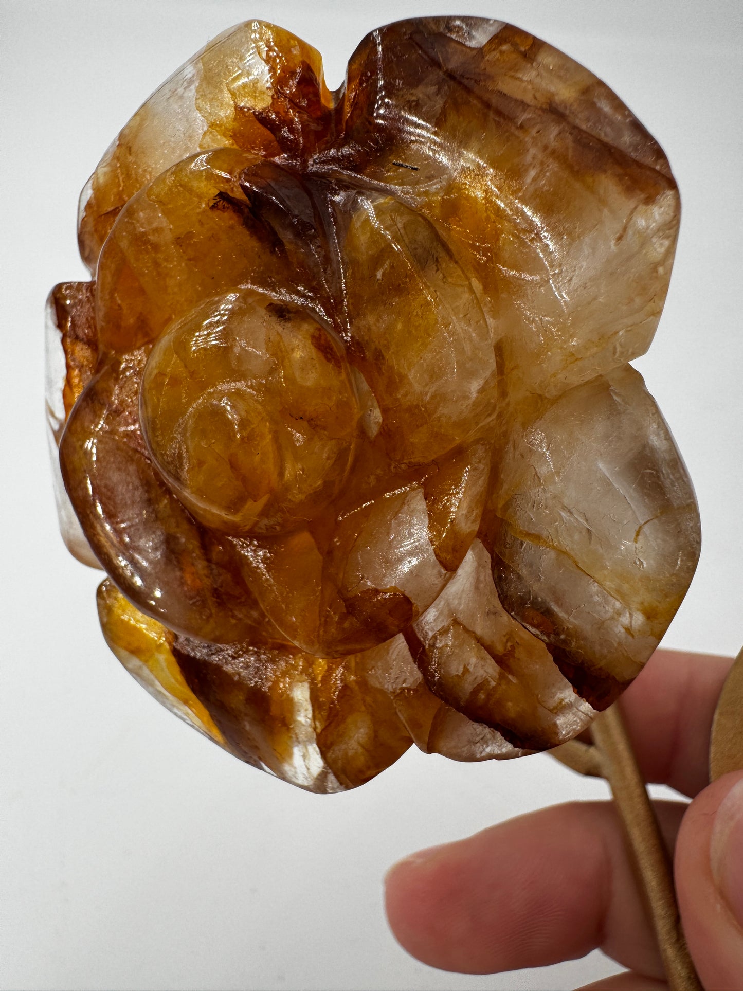Golden Healer Rose GRC46 – handgeschliffene Carving in Rosenform aus Quarz mit goldgelben Eisenoxid-Einschlüssen, ca. 6×2,1 cm, auf Ständer, Gesamthöhe 18 cm.