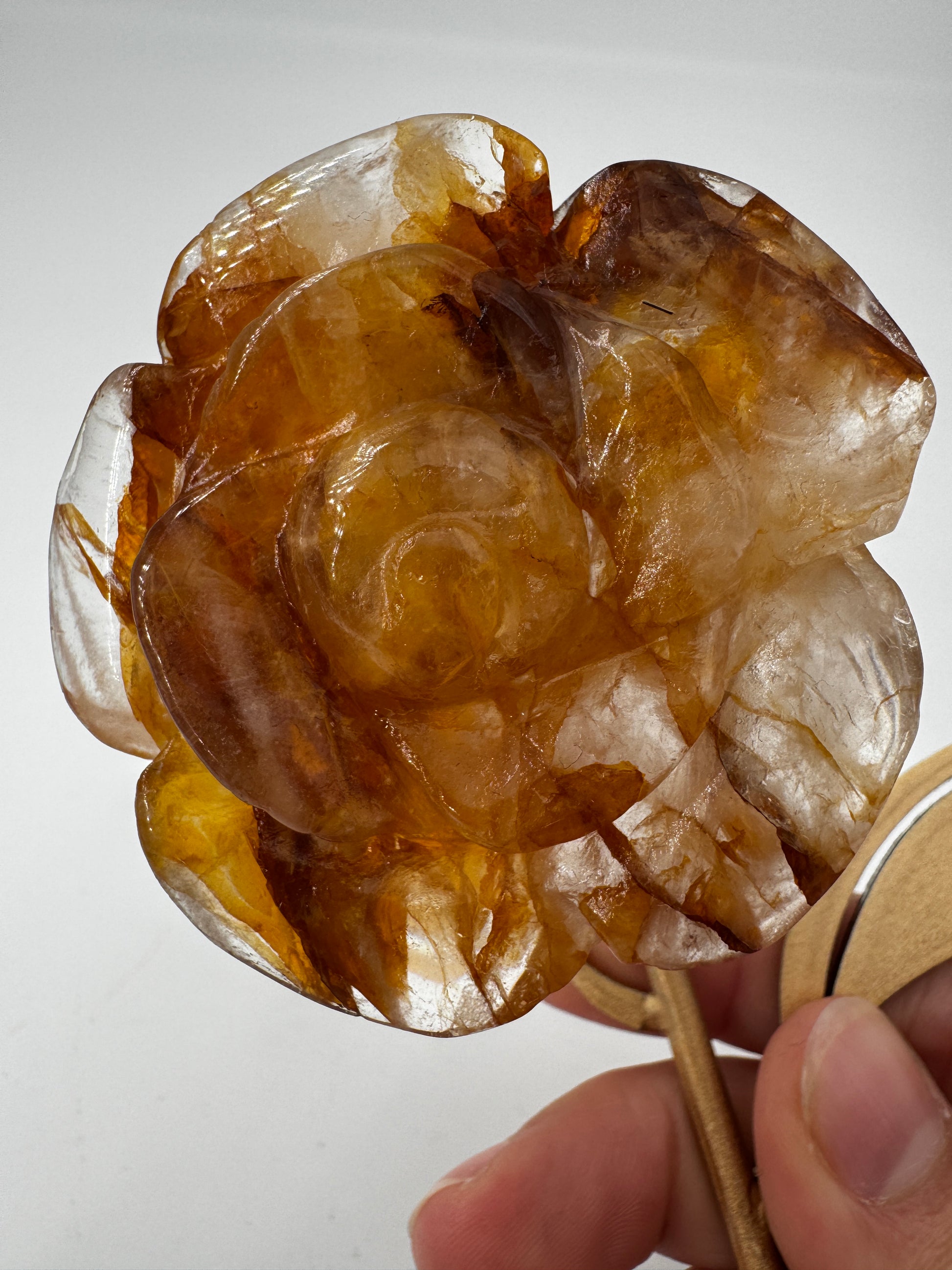 Golden Healer Rose GRC46 – handgeschliffene Carving in Rosenform aus Quarz mit goldgelben Eisenoxid-Einschlüssen, ca. 6×2,1 cm, auf Ständer, Gesamthöhe 18 cm.