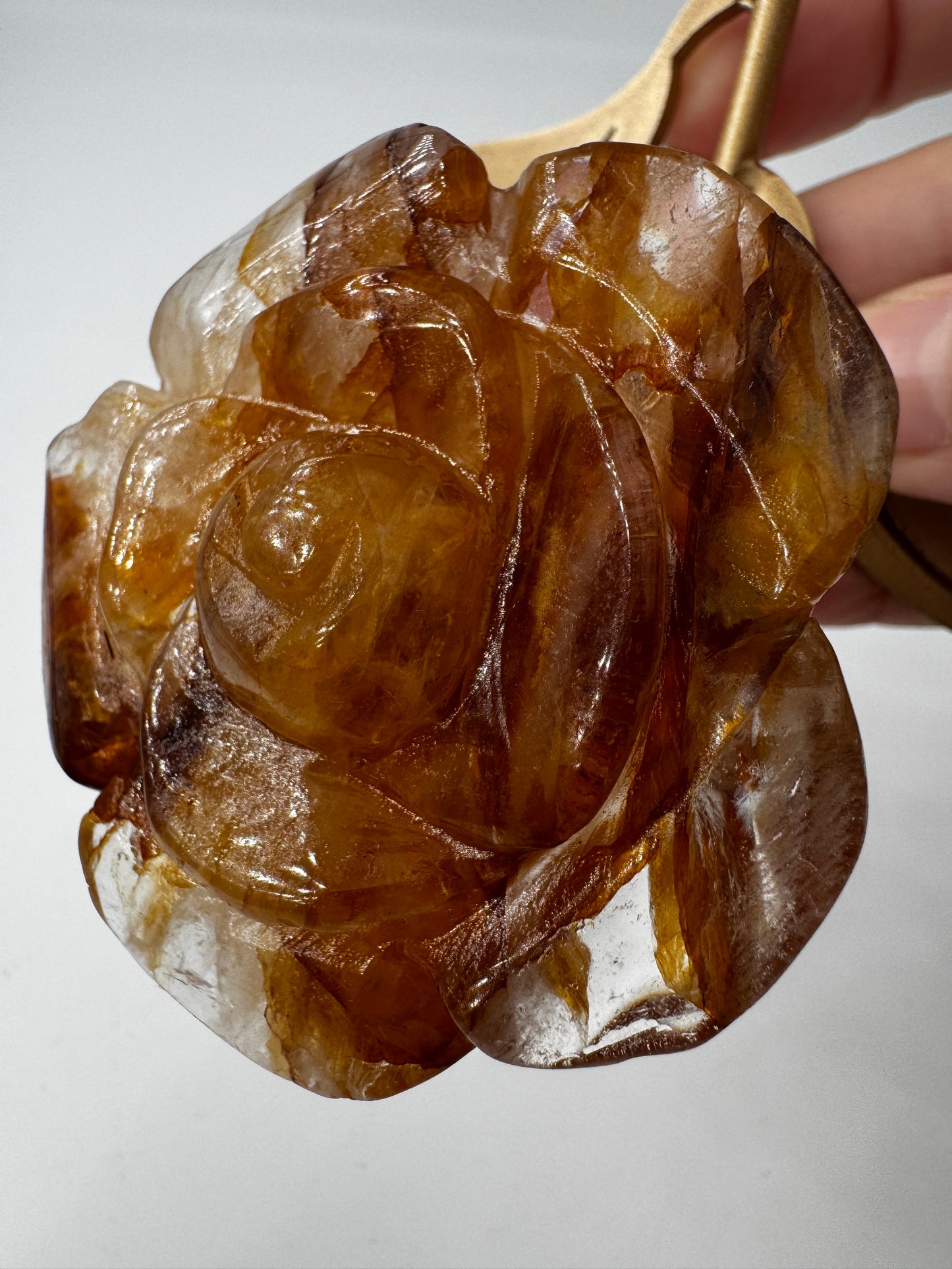 Golden Healer Rose GRC46 – handgeschliffene Carving in Rosenform aus Quarz mit goldgelben Eisenoxid-Einschlüssen, ca. 6×2,1 cm, auf Ständer, Gesamthöhe 18 cm.