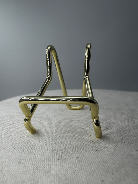 Goldfarbener Metallständer für Mineralplatten und Carvings, schlankes Design zur stilvollen Präsentation von Sammlungsstücken.