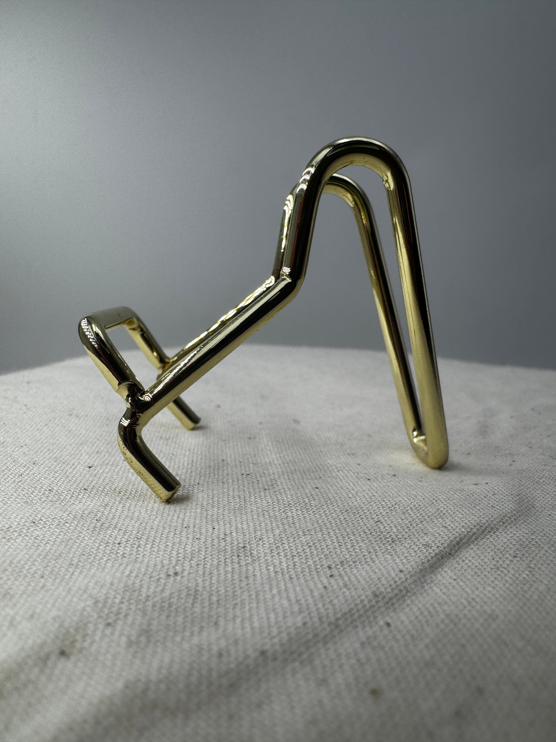 Goldfarbener Metallständer für Mineralplatten und Carvings, schlankes Design zur stilvollen Präsentation von Sammlungsstücken.