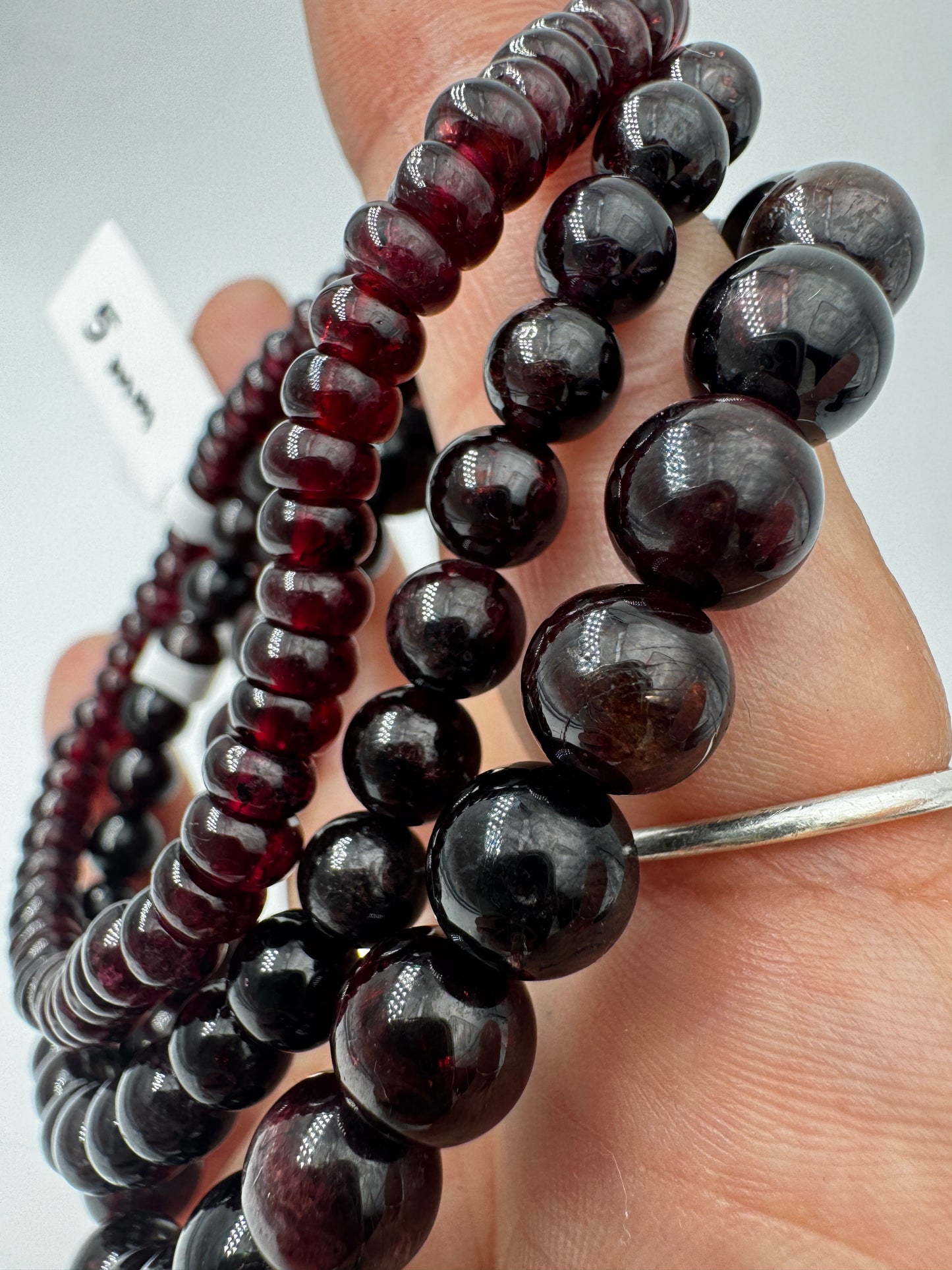 Ein filigranes Armband aus glänzenden, dunkelroten Granat-Kugeln.