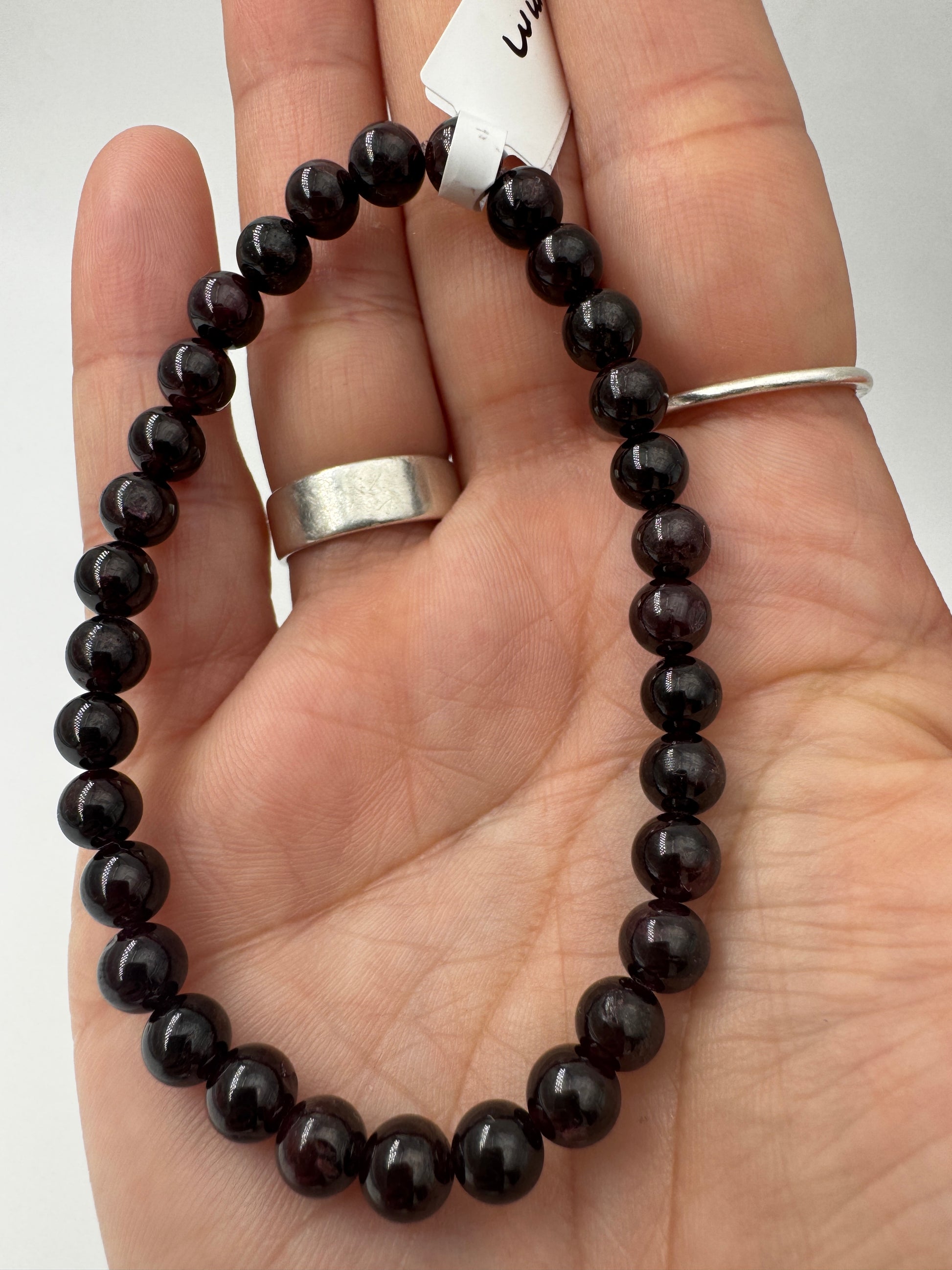 Ein filigranes Armband aus glänzenden, dunkelroten Granat-Kugeln.