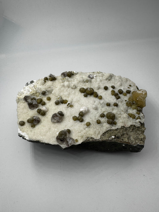 Gyrolith GR36 – großer Rohstein mit grünem Gyrolith-Rosetten, Calcit und Okenit.