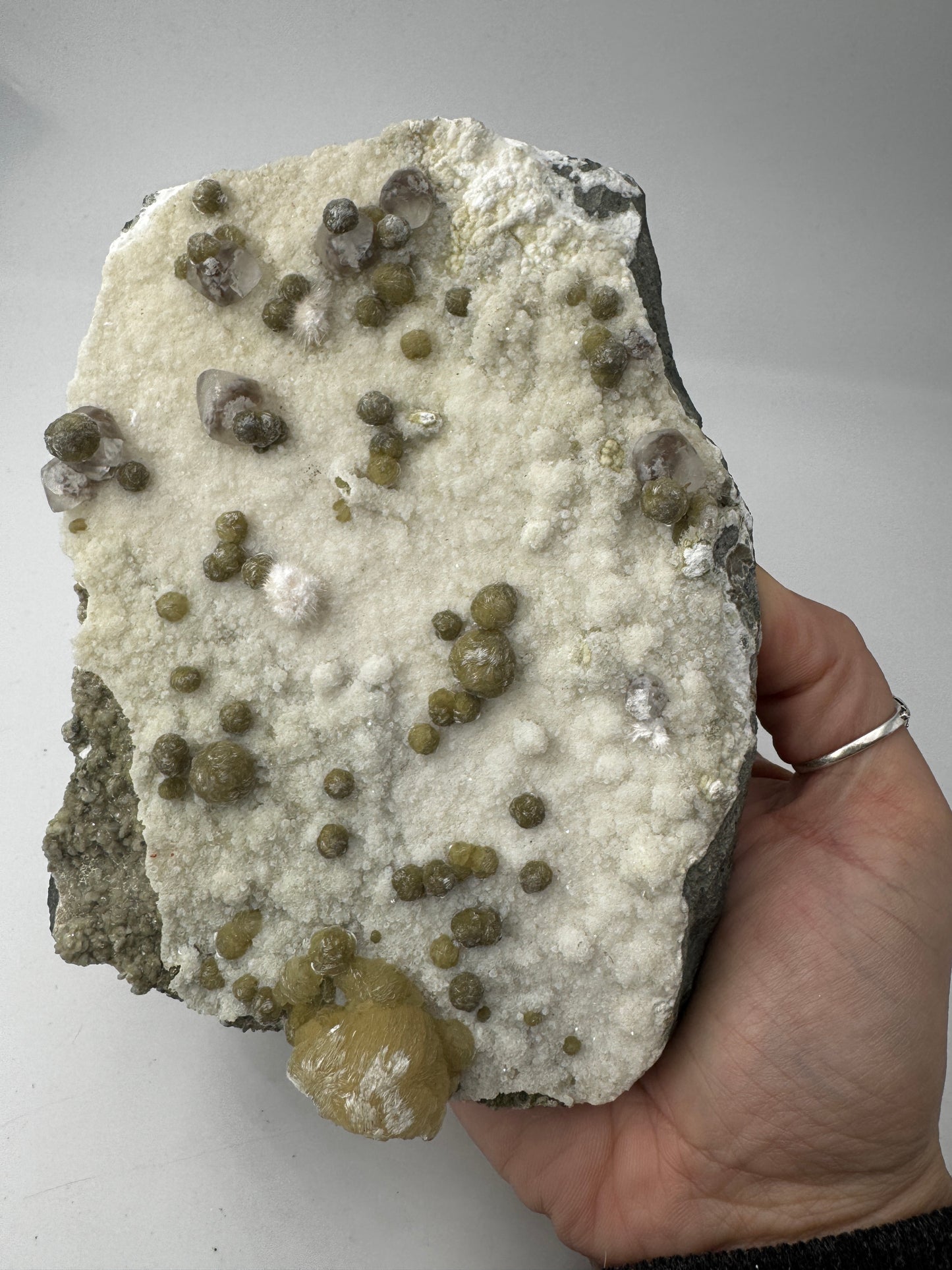 Gyrolith GR36 – großer Rohstein mit grünem Gyrolith-Rosetten, Calcit und Okenit.