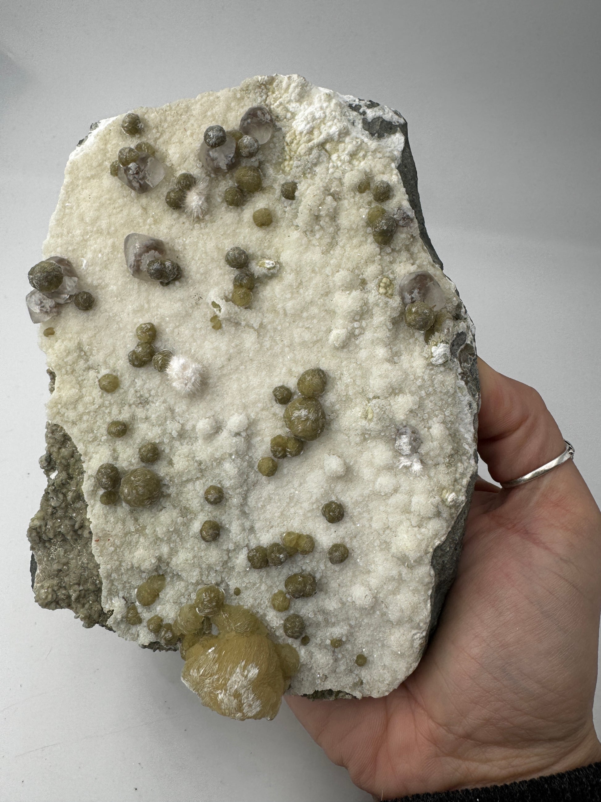 Gyrolith GR36 – großer Rohstein mit grünem Gyrolith-Rosetten, Calcit und Okenit.