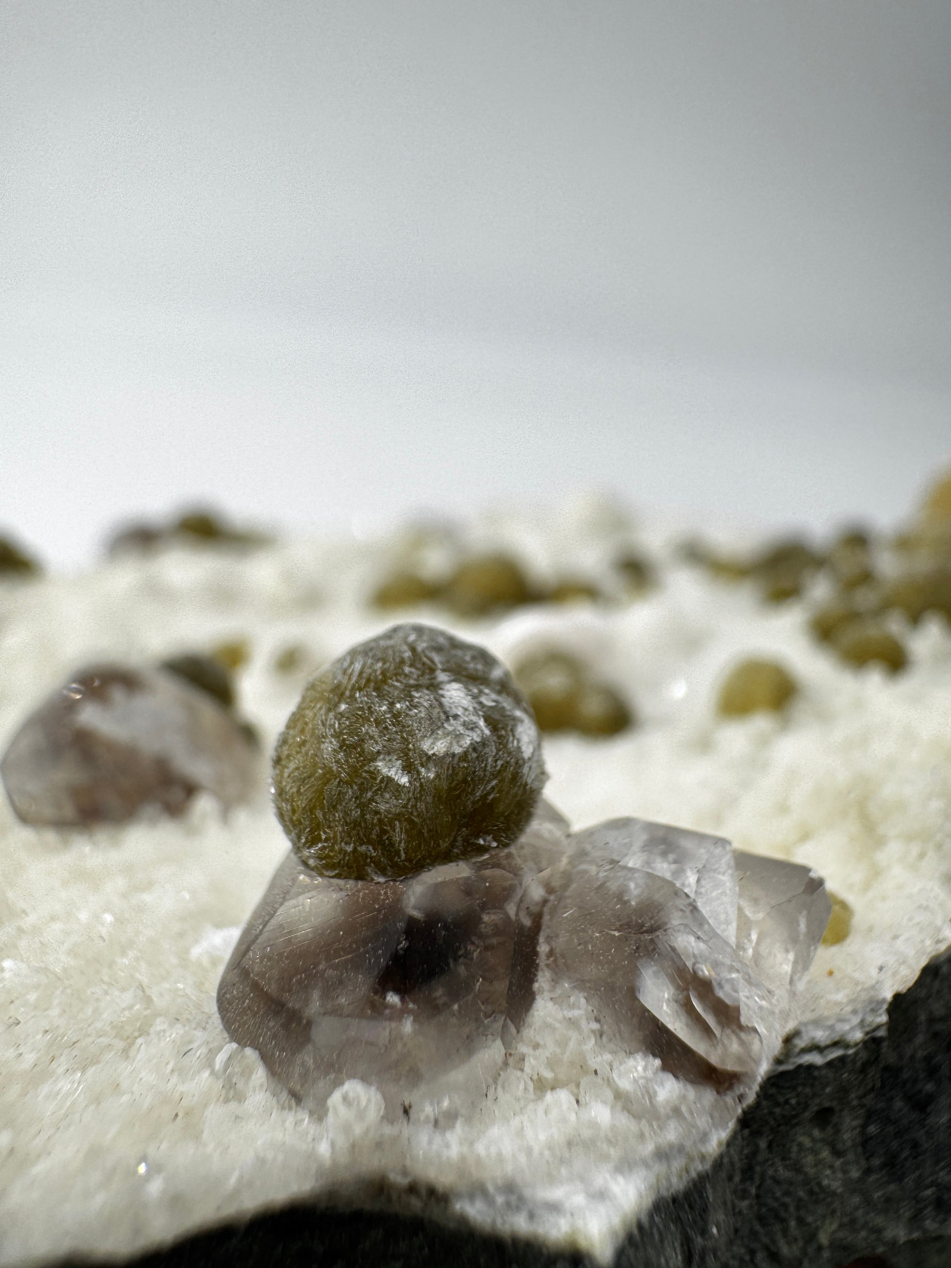 Gyrolith GR36 – großer Rohstein mit grünem Gyrolith-Rosetten, Calcit und Okenit.