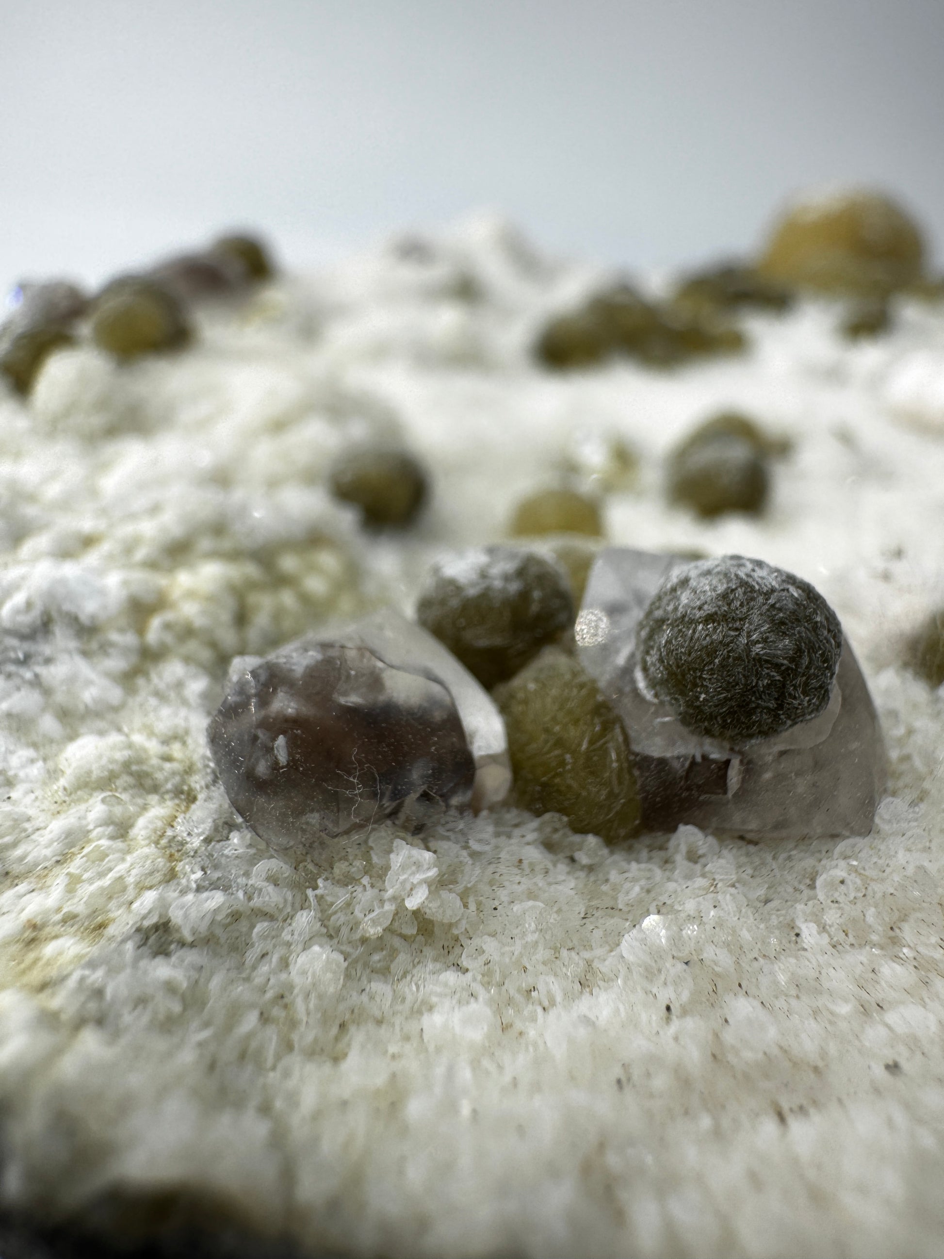Gyrolith GR36 – großer Rohstein mit grünem Gyrolith-Rosetten, Calcit und Okenit.