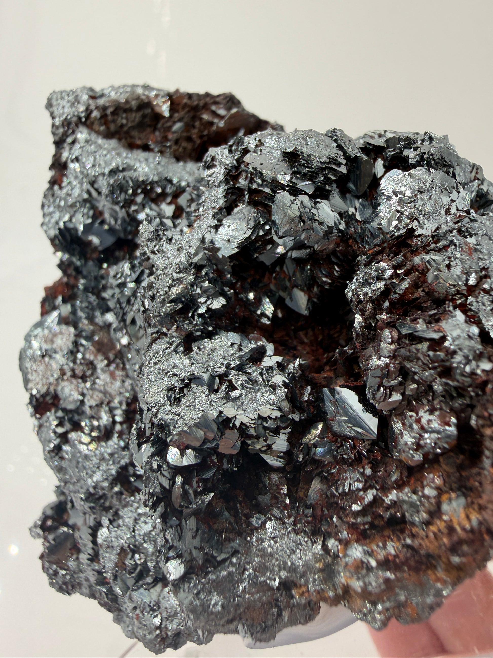 Nahaufnahme der Kristallflächen eines Elba-Hämatits, zeigt den Spiegelglanz und die feine Lamellenstruktur des Minerals.