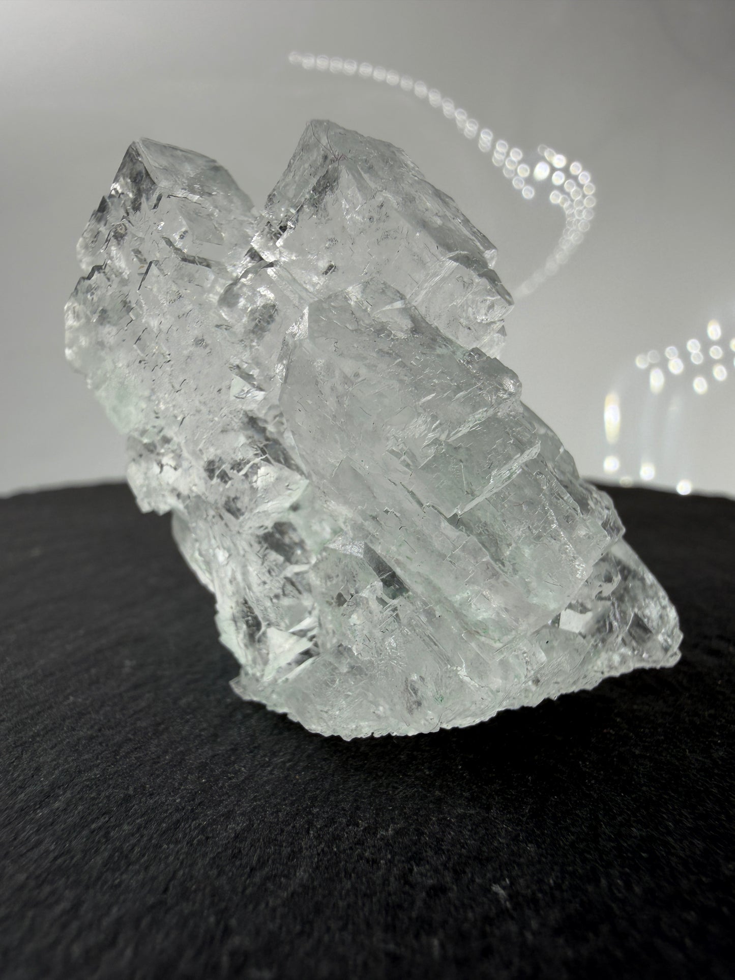 Ein glasklarer, kubischer Halit-Kristall aus der Rudna Mine mit scharfkantigen Facetten.