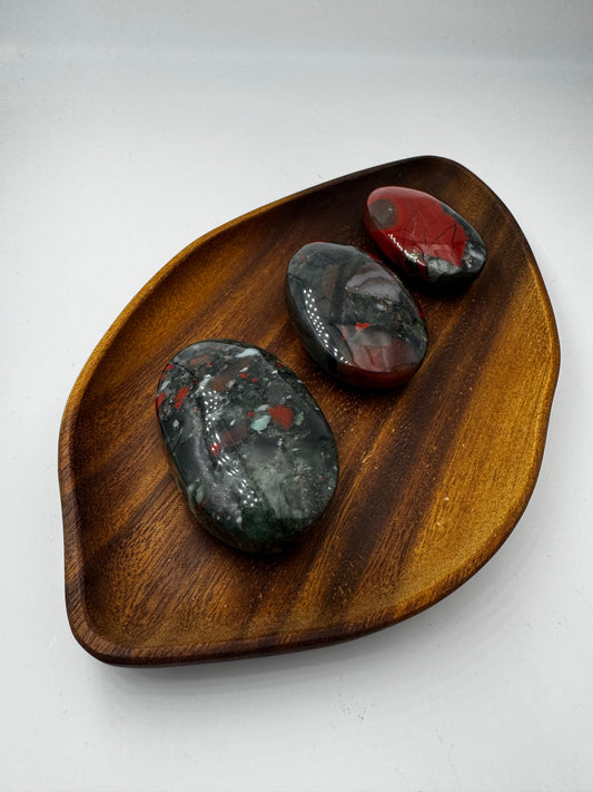 Heliotrop Handstein – polierter Blutjaspis aus grünem Chalcedon mit roten Einschlüssen und Pyrit.
